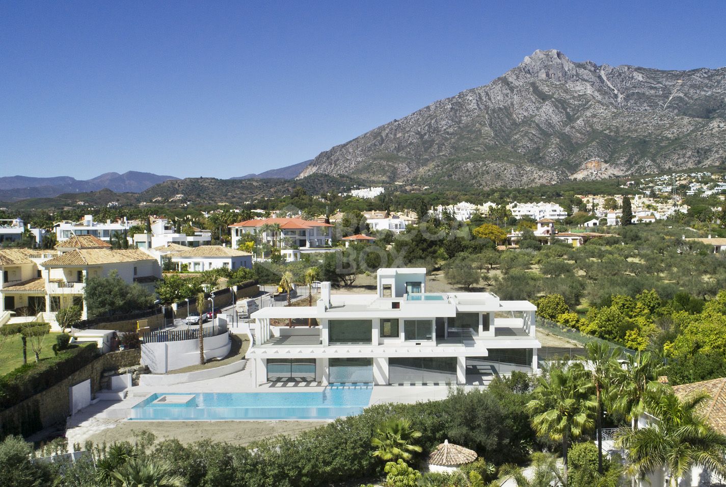 STYLISH CONTEMPORARY 7-BEDROOM VILLA FOR SHORT-TERM RENTAL PUENTE ROMANO MARBELLA