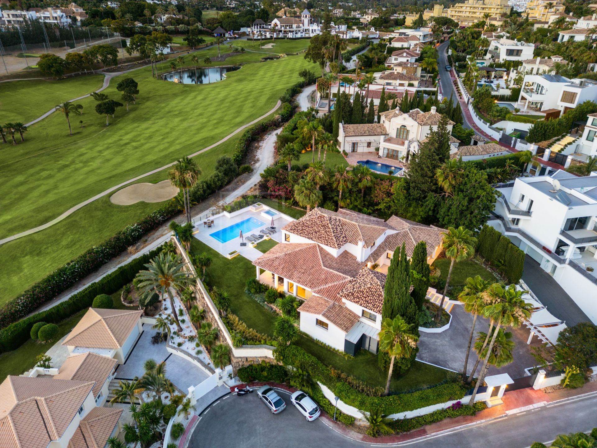 EXQUISITA VILLA RENOVADA EN PRIMERA LÍNEA DE GOLF CON VISTAS PANORÁMICAS EN NUEVA ANDALUCÍA