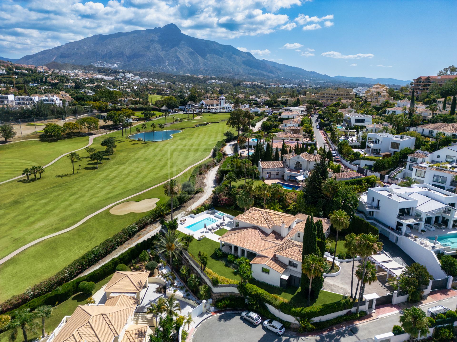 EXQUISITA VILLA RENOVADA EN PRIMERA LÍNEA DE GOLF CON VISTAS PANORÁMICAS EN NUEVA ANDALUCÍA