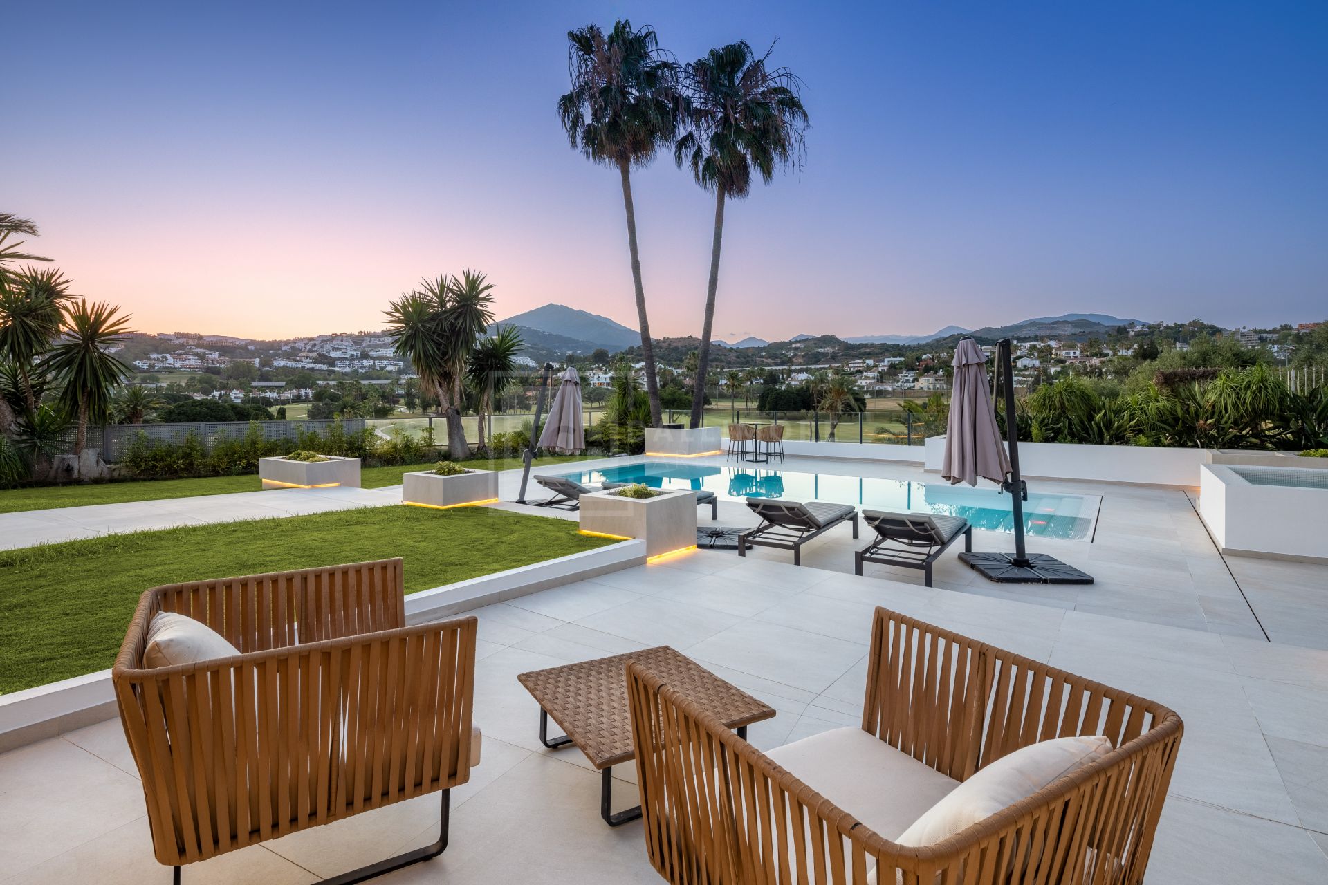 EXQUISITA VILLA RENOVADA EN PRIMERA LÍNEA DE GOLF CON VISTAS PANORÁMICAS EN NUEVA ANDALUCÍA