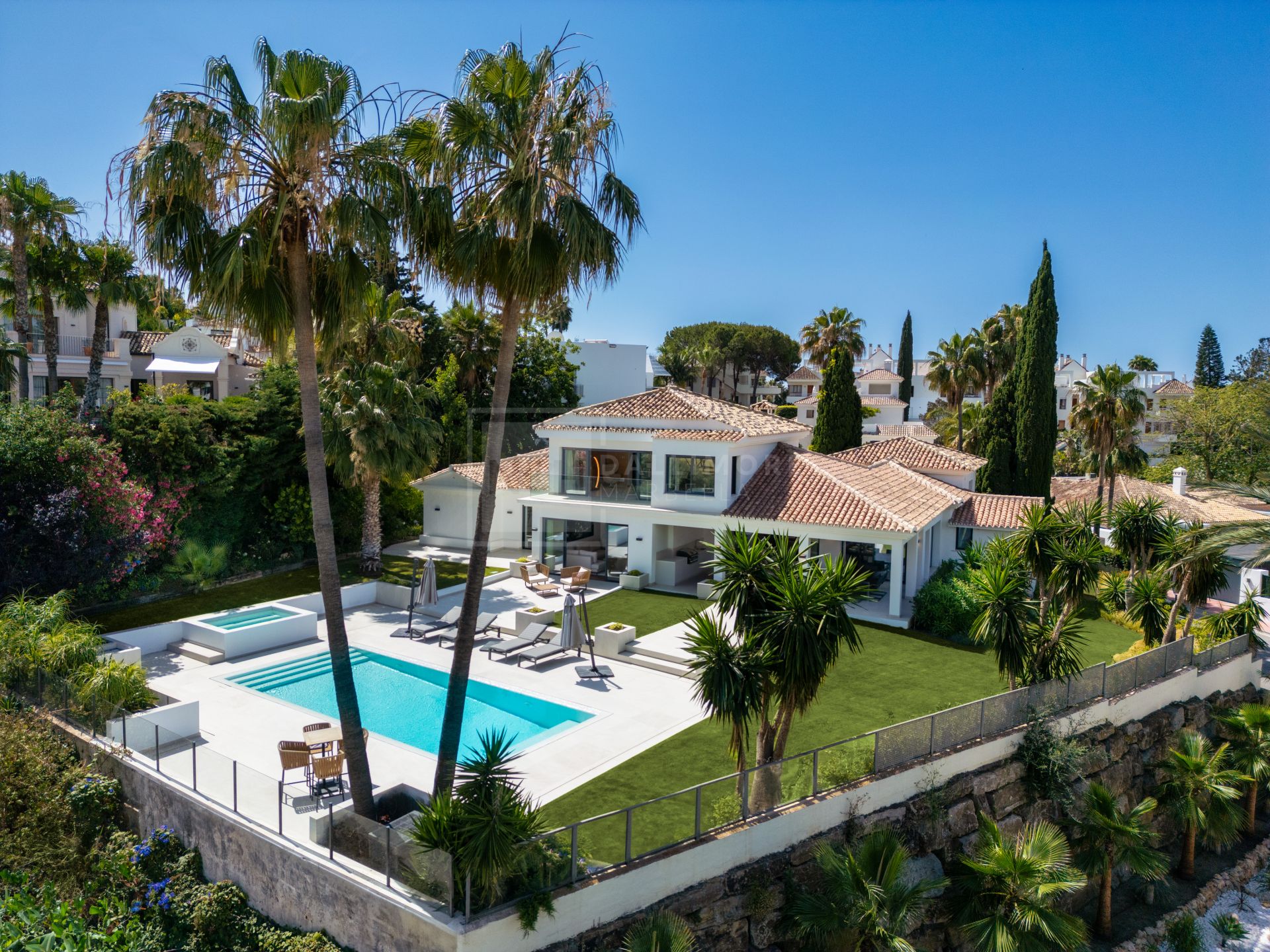 EXQUISITA VILLA RENOVADA EN PRIMERA LÍNEA DE GOLF CON VISTAS PANORÁMICAS EN NUEVA ANDALUCÍA