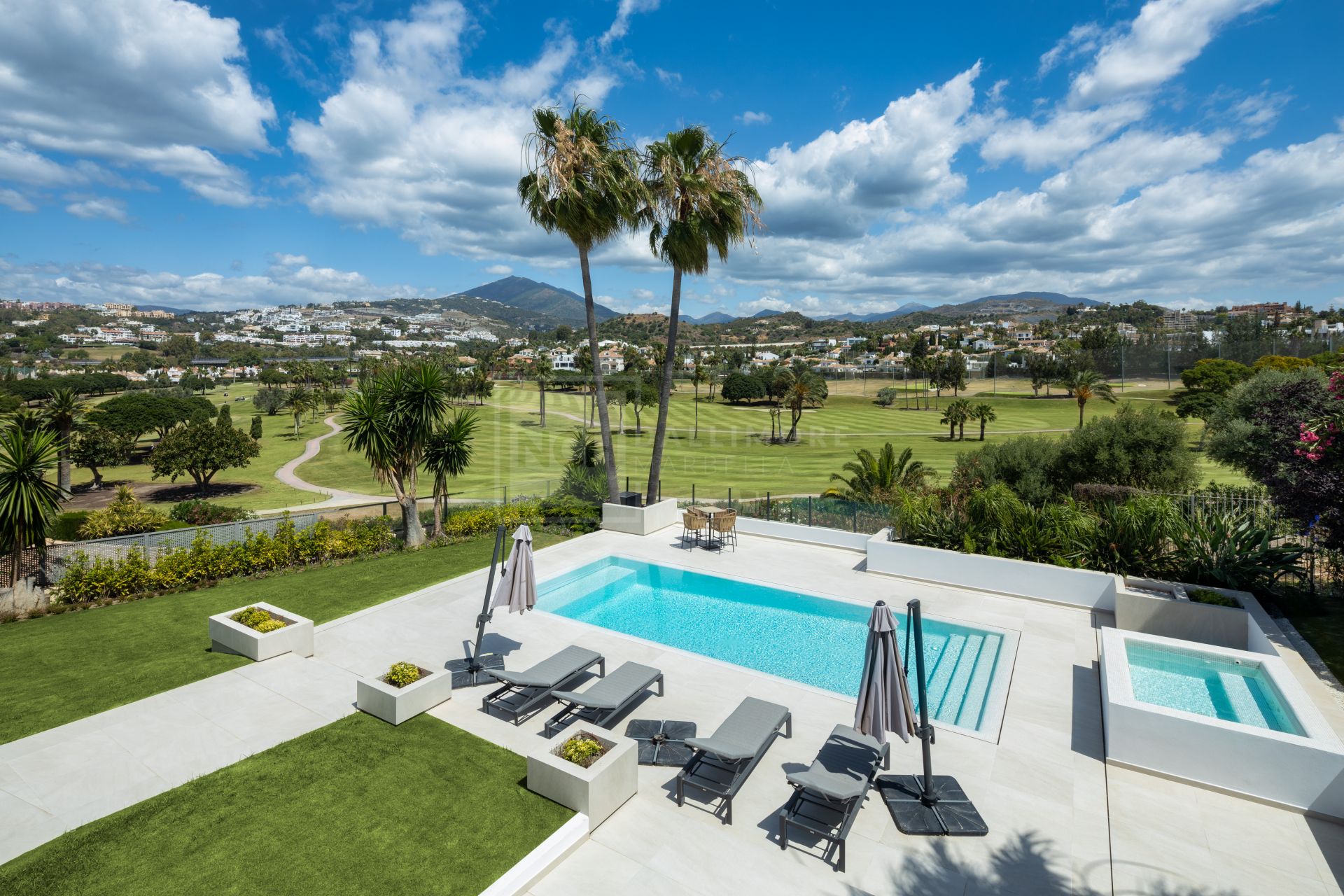 EXQUISITA VILLA RENOVADA EN PRIMERA LÍNEA DE GOLF CON VISTAS PANORÁMICAS EN NUEVA ANDALUCÍA