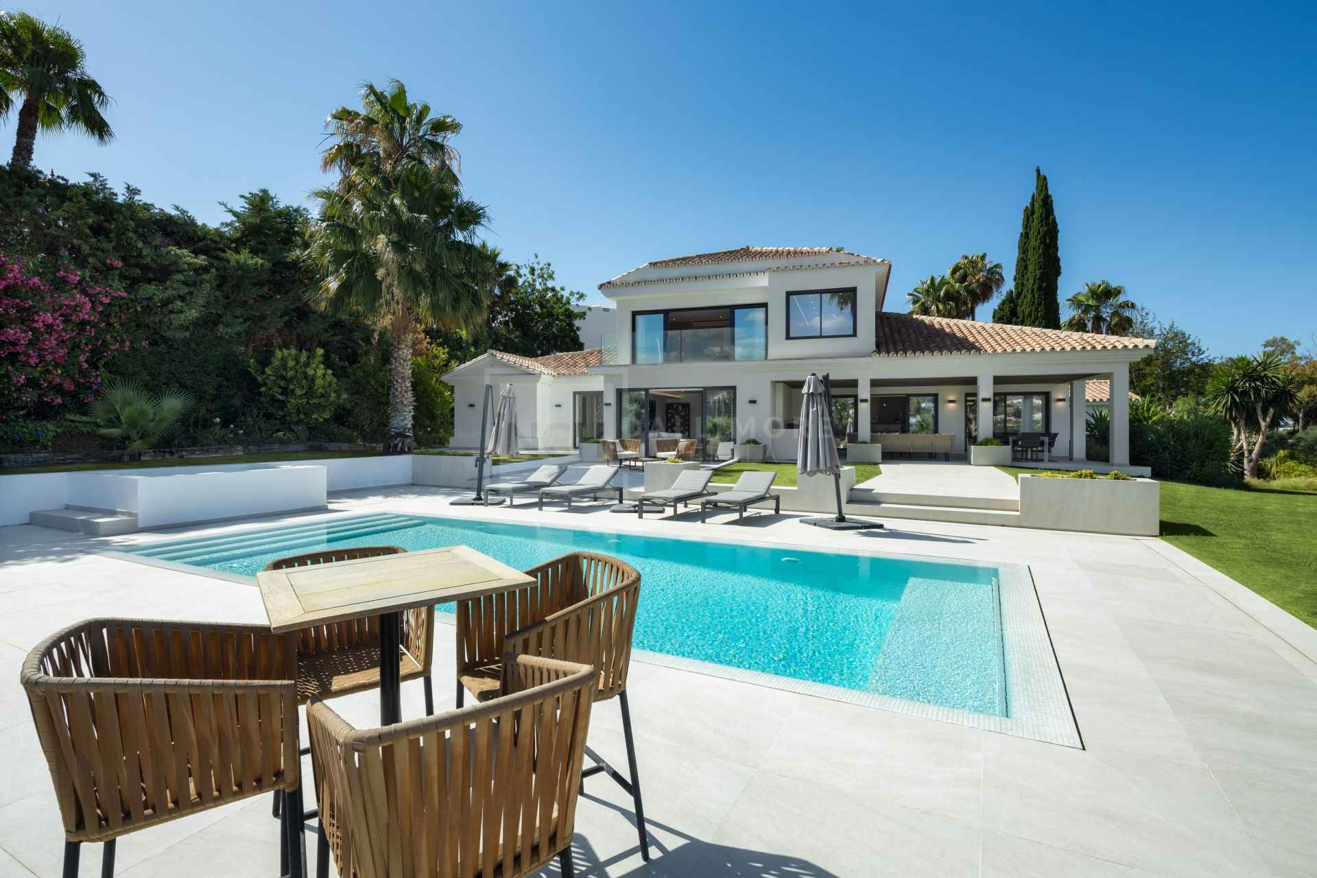 EXQUISITA VILLA RENOVADA EN PRIMERA LÍNEA DE GOLF CON VISTAS PANORÁMICAS EN NUEVA ANDALUCÍA