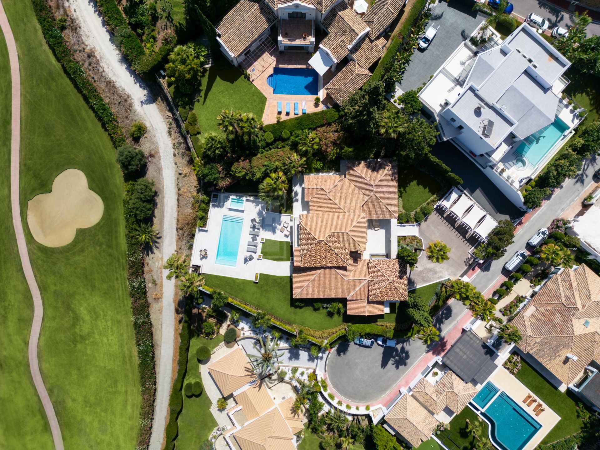 EXQUISITA VILLA RENOVADA EN PRIMERA LÍNEA DE GOLF CON VISTAS PANORÁMICAS EN NUEVA ANDALUCÍA