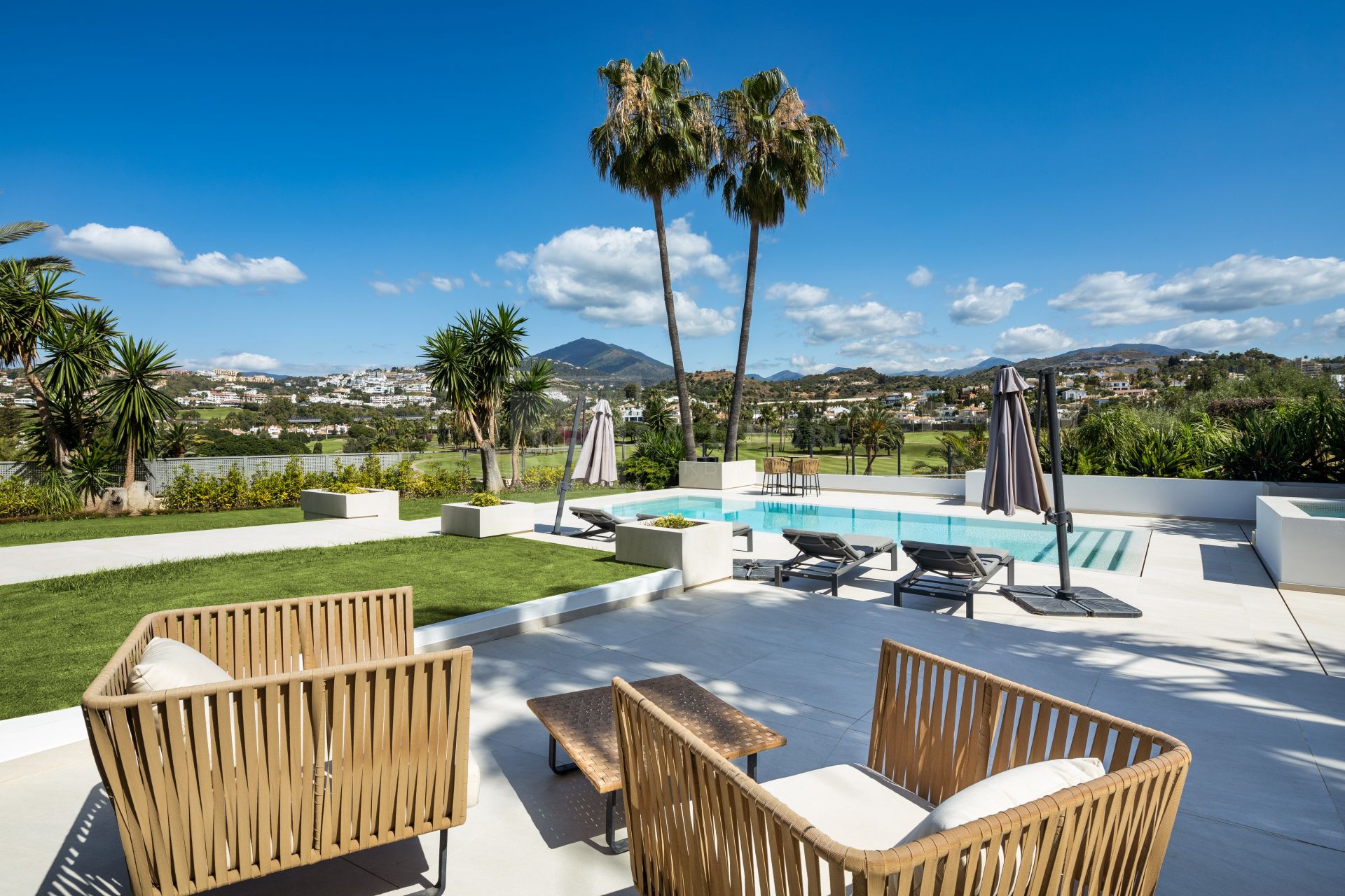 EXQUISITA VILLA RENOVADA EN PRIMERA LÍNEA DE GOLF CON VISTAS PANORÁMICAS EN NUEVA ANDALUCÍA