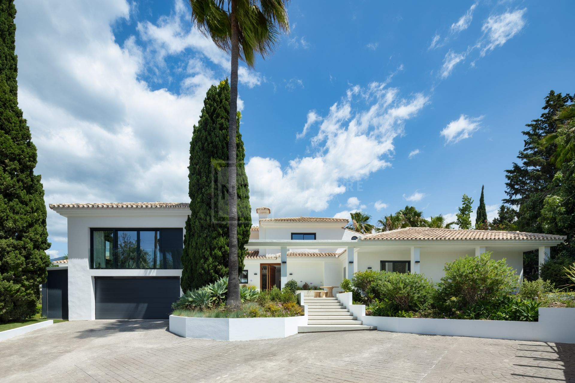 EXQUISITA VILLA RENOVADA EN PRIMERA LÍNEA DE GOLF CON VISTAS PANORÁMICAS EN NUEVA ANDALUCÍA