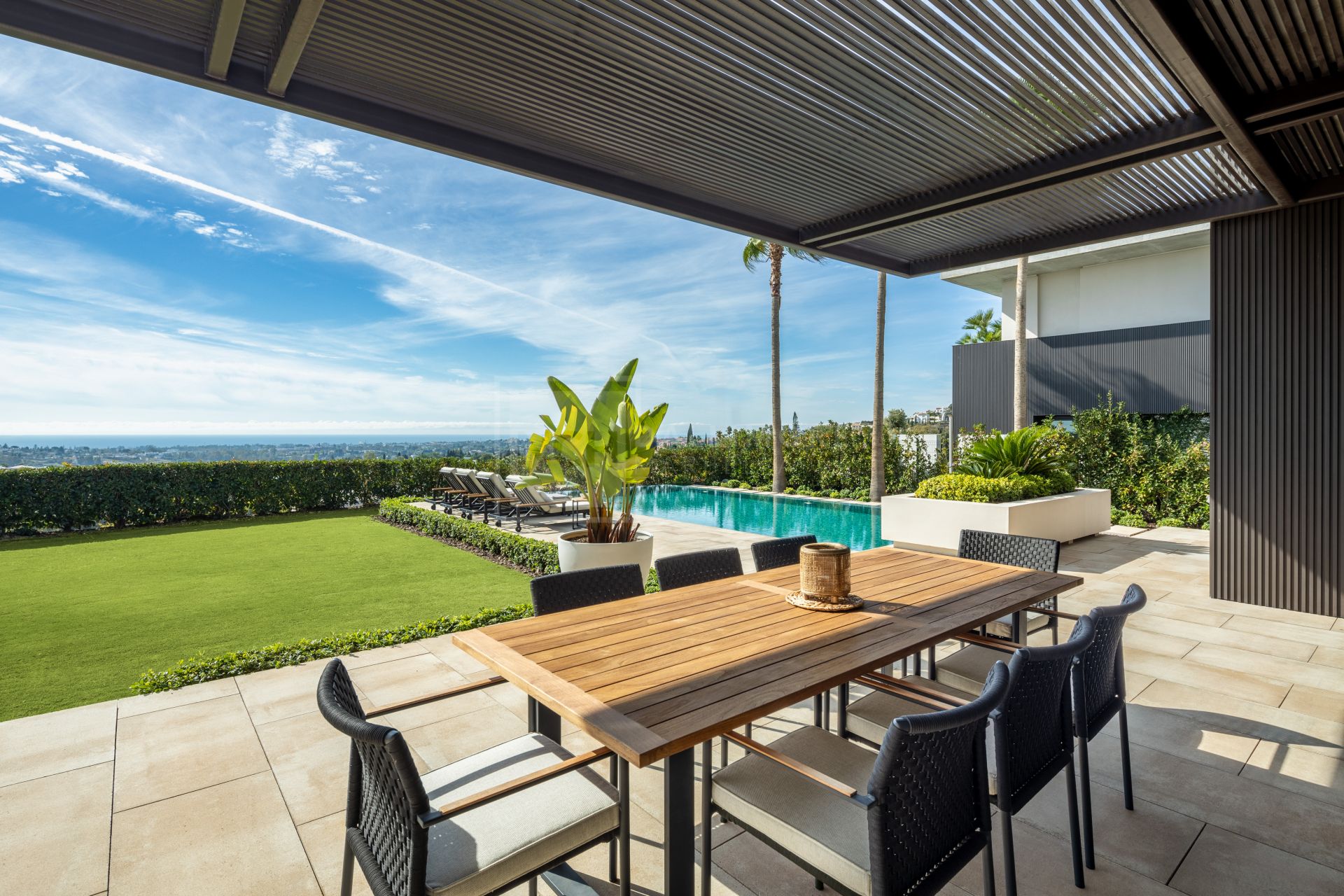 UNPARALLELED LUXURY 6-BERDROOM VILLA WITH PANORAMIC VIEWS IN THE HEART OF LA QUINTA