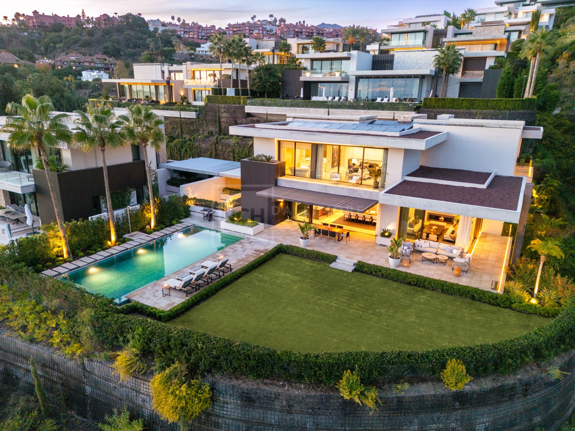 UNPARALLELED LUXURY 6-BERDROOM VILLA WITH PANORAMIC VIEWS IN THE HEART OF LA QUINTA