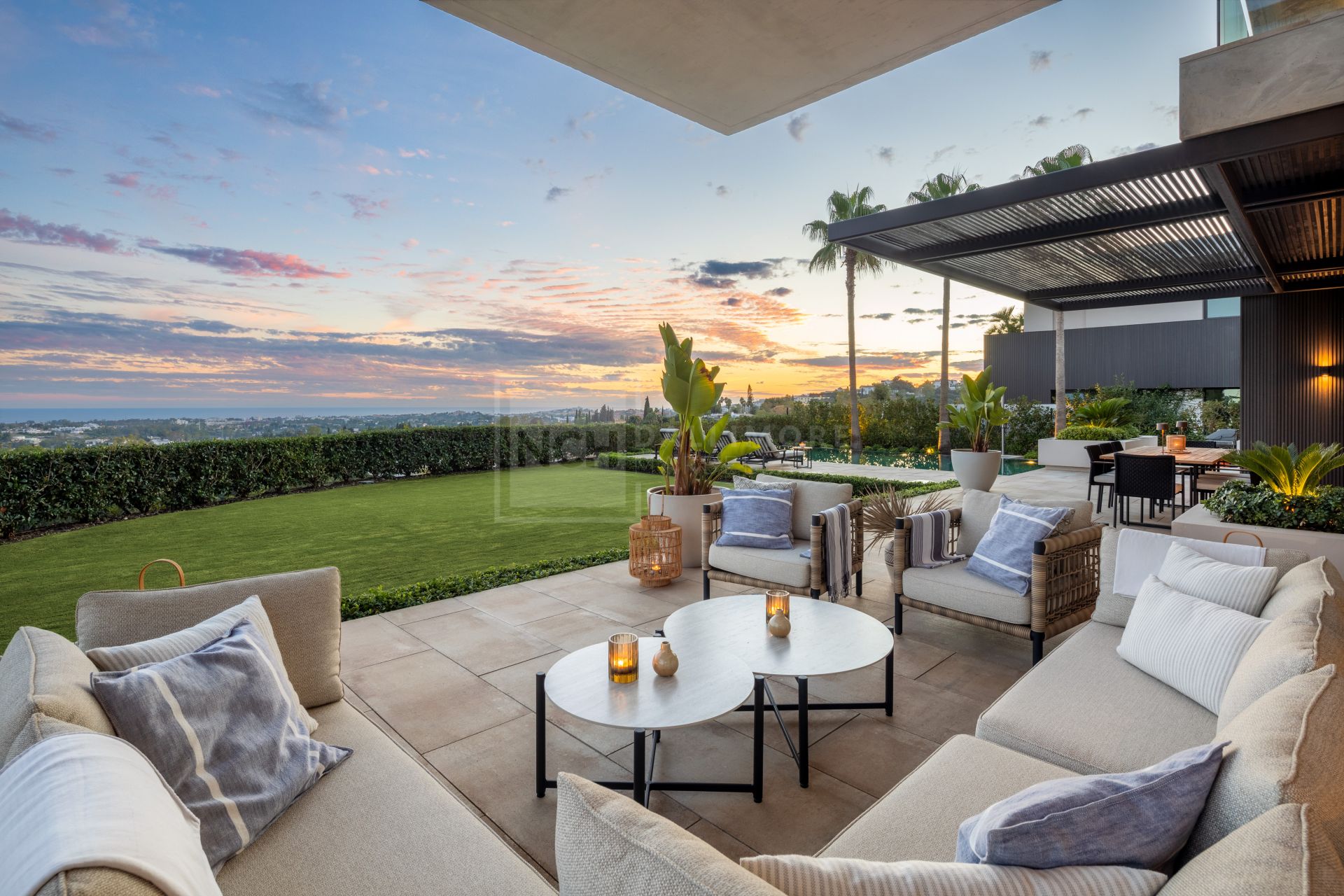 UNPARALLELED LUXURY 6-BERDROOM VILLA WITH PANORAMIC VIEWS IN THE HEART OF LA QUINTA