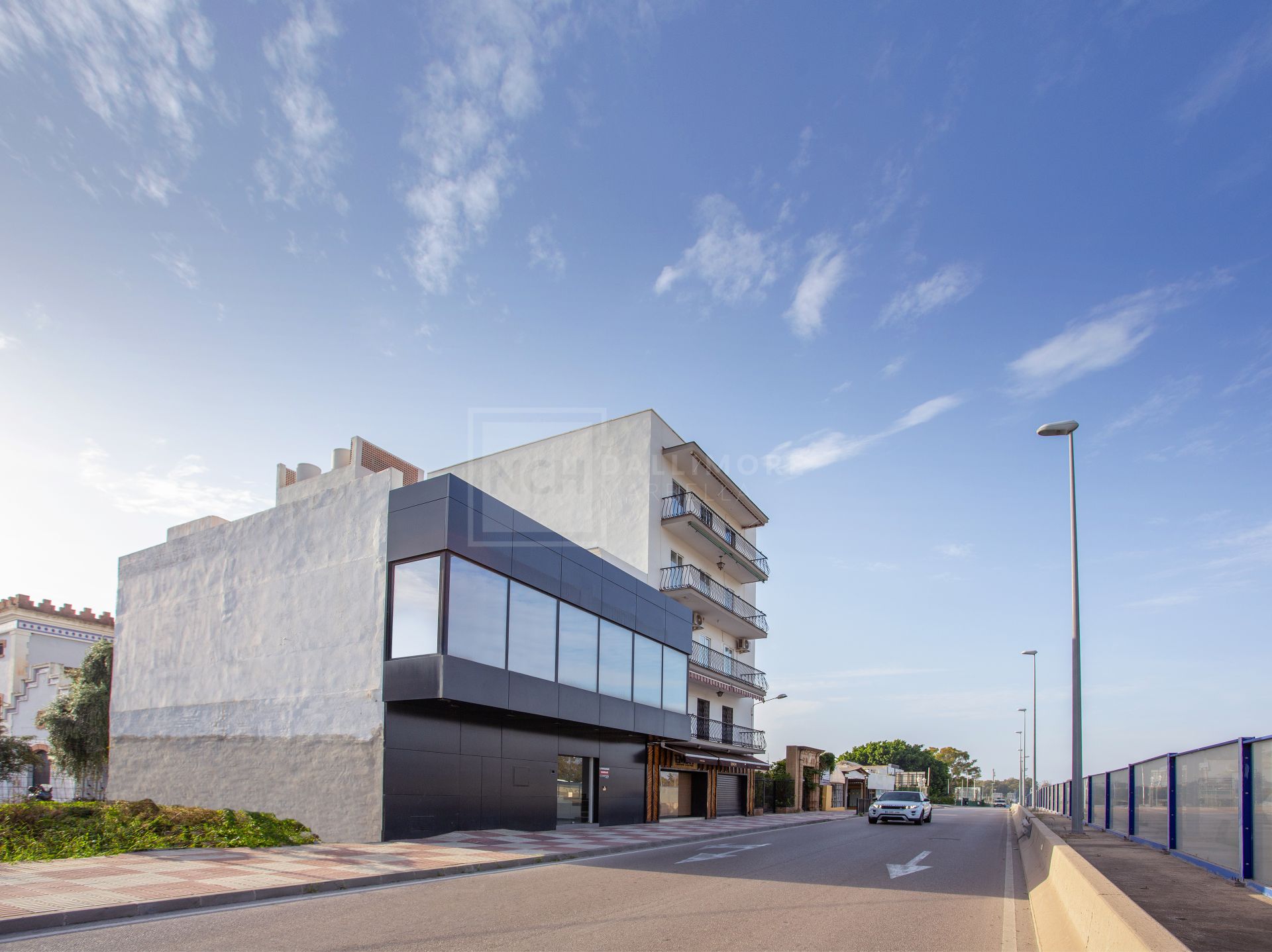 EDIFICIO COMERCIAL EN EL CORAZÓN DE SAN PEDRO DE ALCÁNTARA