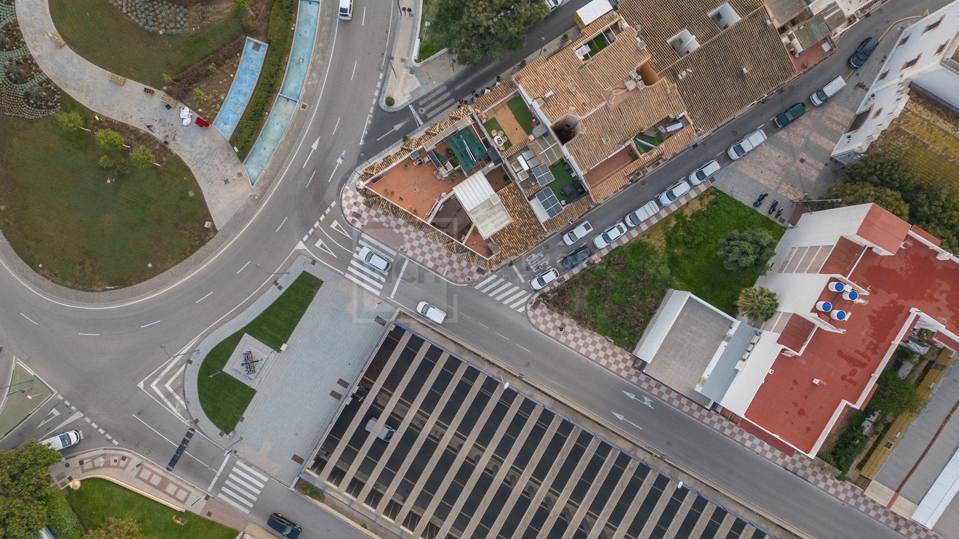 EDIFICIO COMERCIAL EN EL CORAZÓN DE SAN PEDRO DE ALCÁNTARA