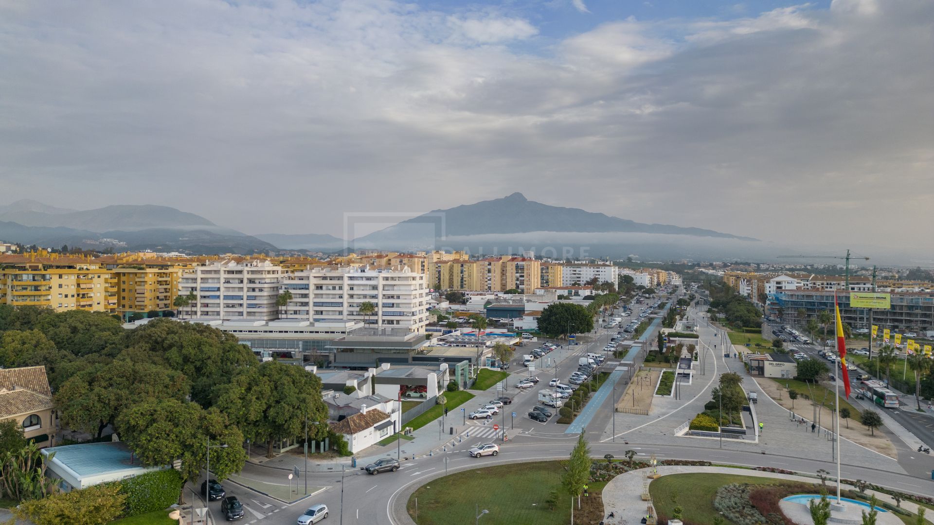 EDIFICIO COMERCIAL EN EL CORAZÓN DE SAN PEDRO DE ALCÁNTARA