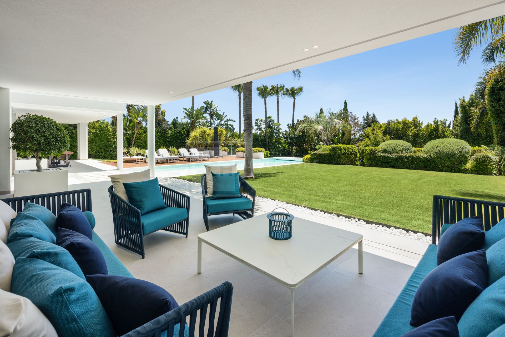 EXQUISITE 4-BEDROOM AWARD WINNING VILLA WITH BREATHTAKING SEA VIEWS IN MARBELLA EAST