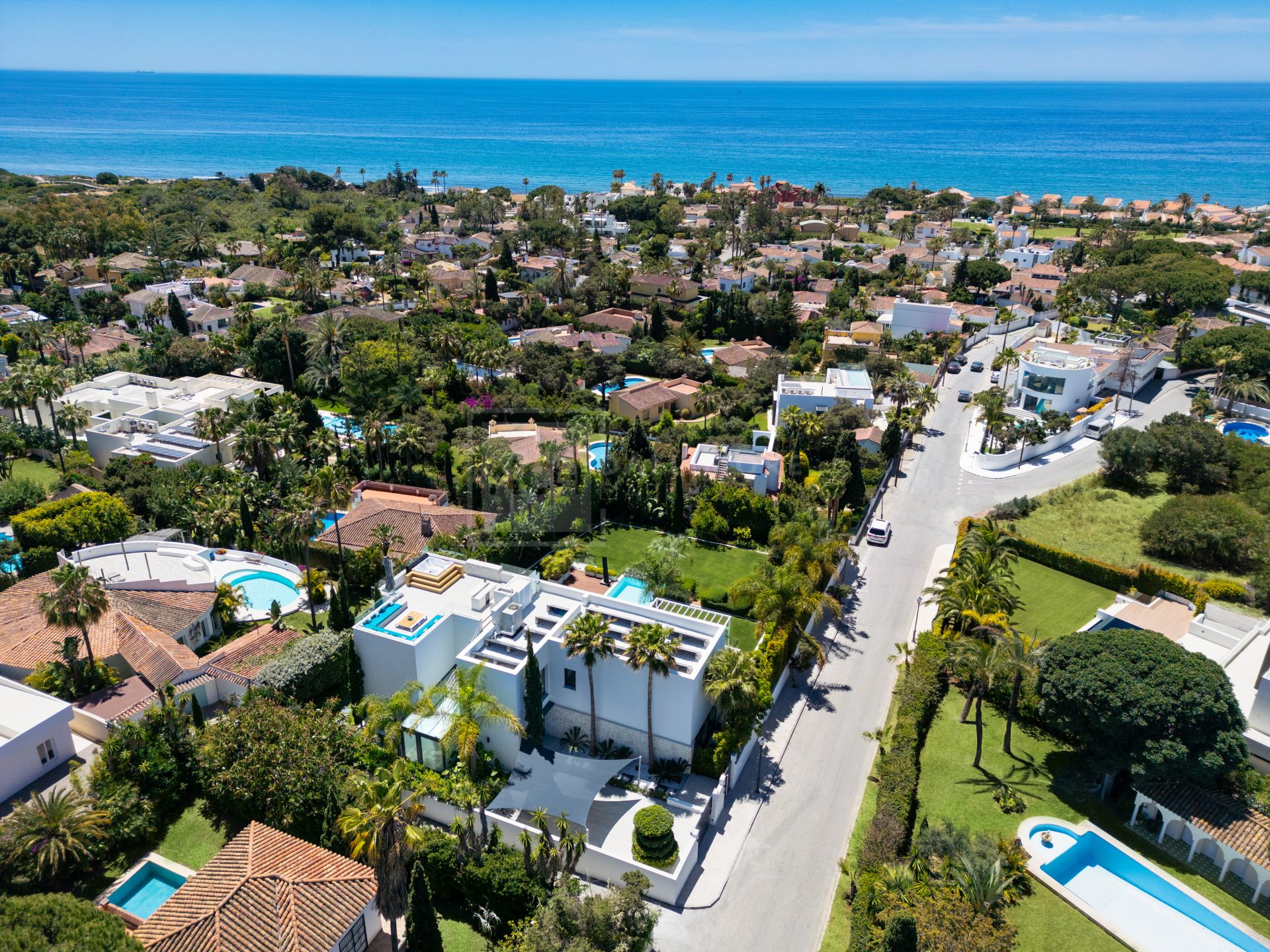 EXQUISITE 4-BEDROOM AWARD WINNING VILLA WITH BREATHTAKING SEA VIEWS IN MARBELLA EAST