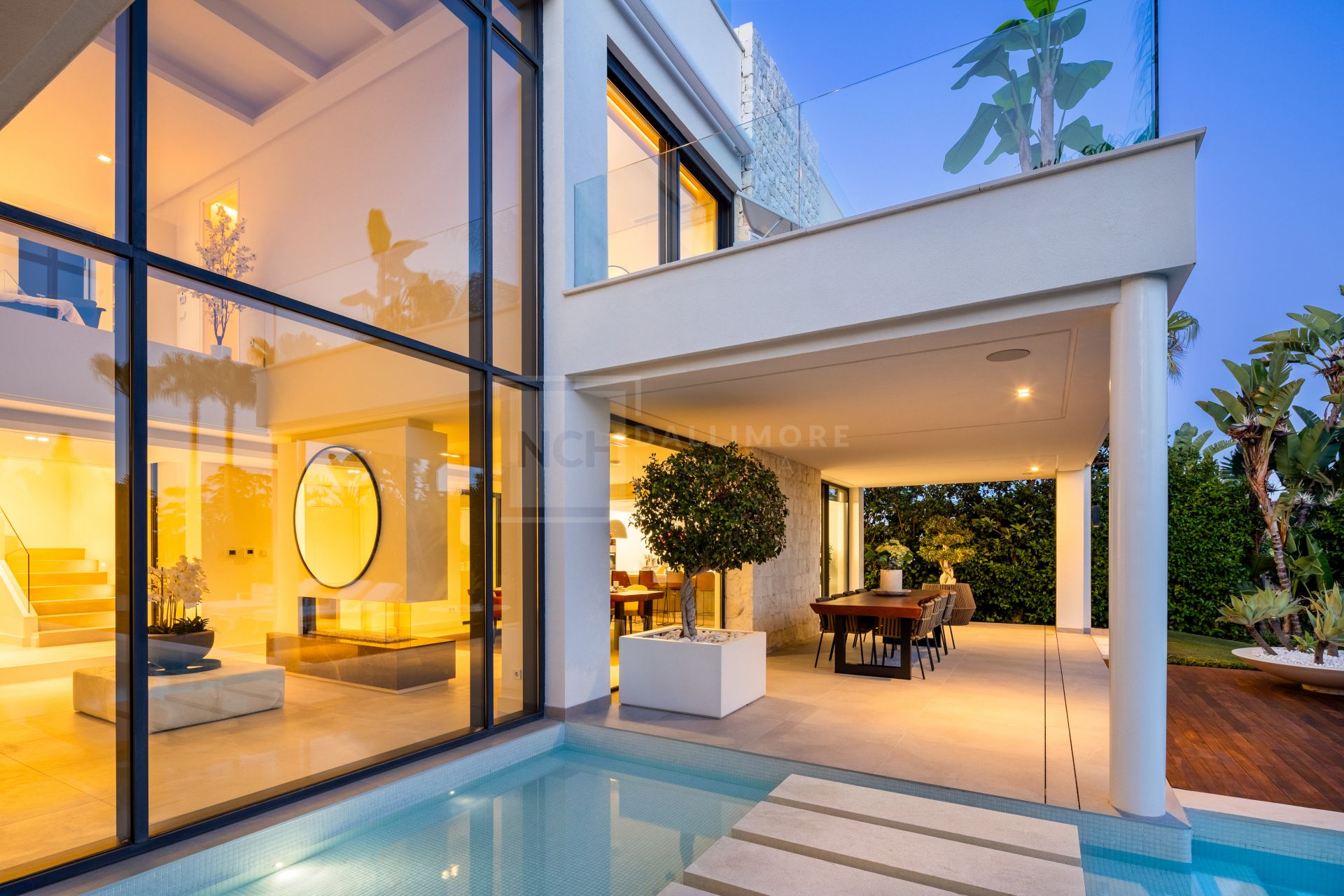 EXQUISITE 4-BEDROOM AWARD WINNING VILLA WITH BREATHTAKING SEA VIEWS IN MARBELLA EAST