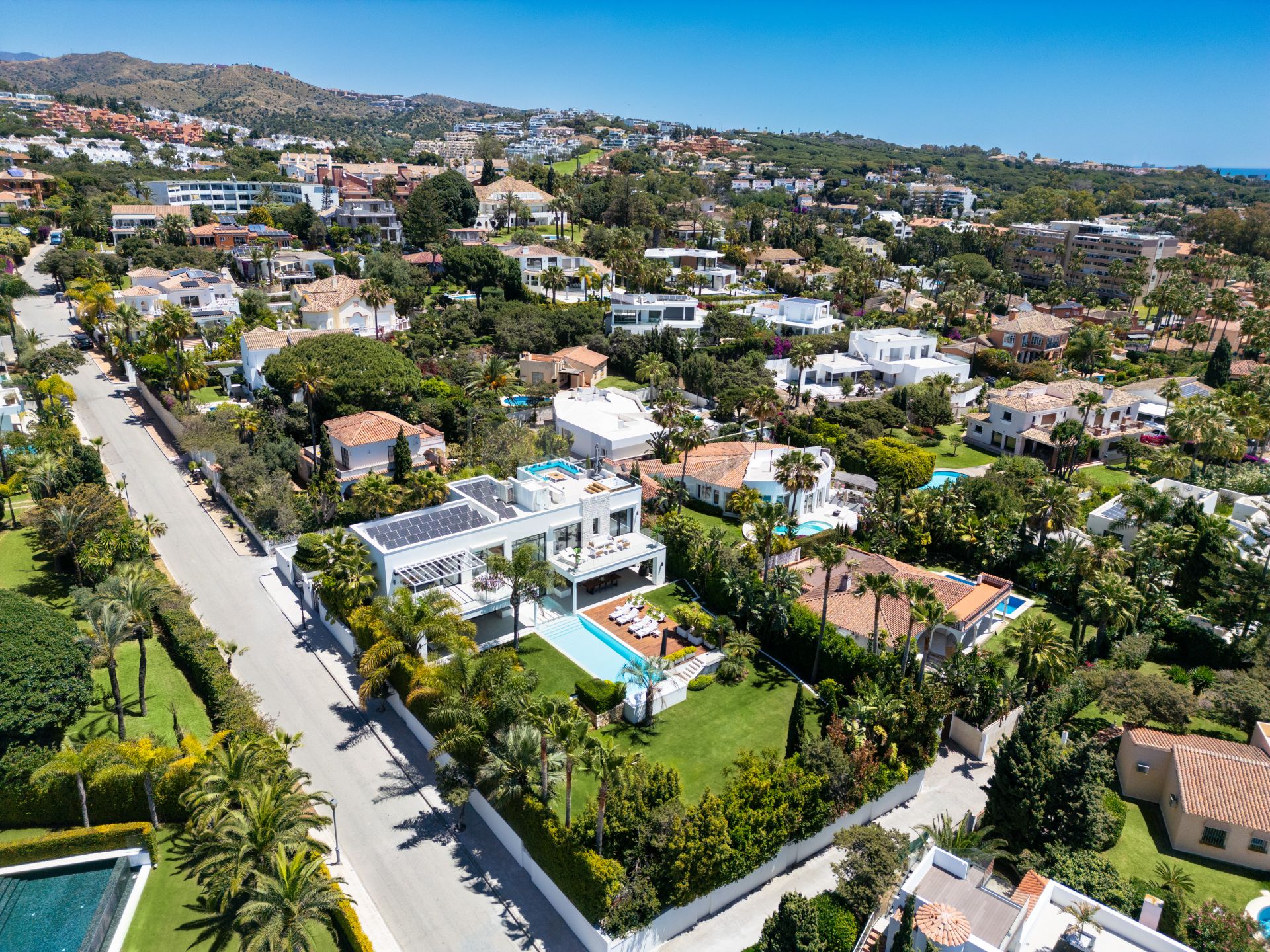 EXQUISITE 4-BEDROOM AWARD WINNING VILLA WITH BREATHTAKING SEA VIEWS IN MARBELLA EAST