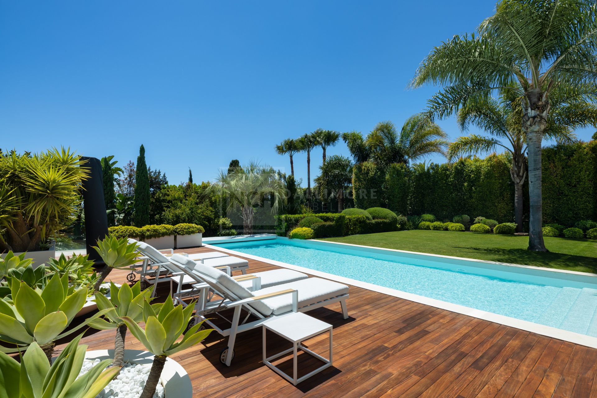 EXQUISITE 4-BEDROOM AWARD WINNING VILLA WITH BREATHTAKING SEA VIEWS IN MARBELLA EAST