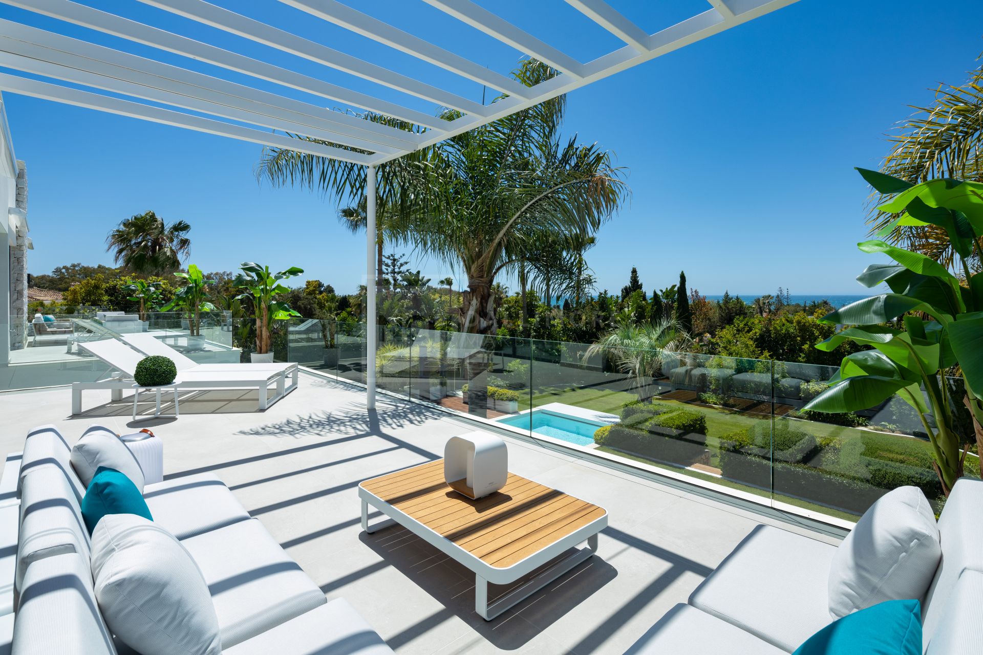 EXQUISITE 4-BEDROOM AWARD WINNING VILLA WITH BREATHTAKING SEA VIEWS IN MARBELLA EAST