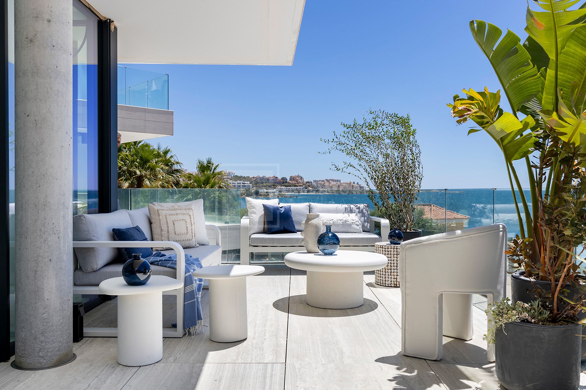 DÚPLEX CONTEMPORÁNEO DE 2 DORMITORIOS CON VISTAS AL MAR Y EXCLUSIVA ZONA EXTERIOR EN ESTEPONA