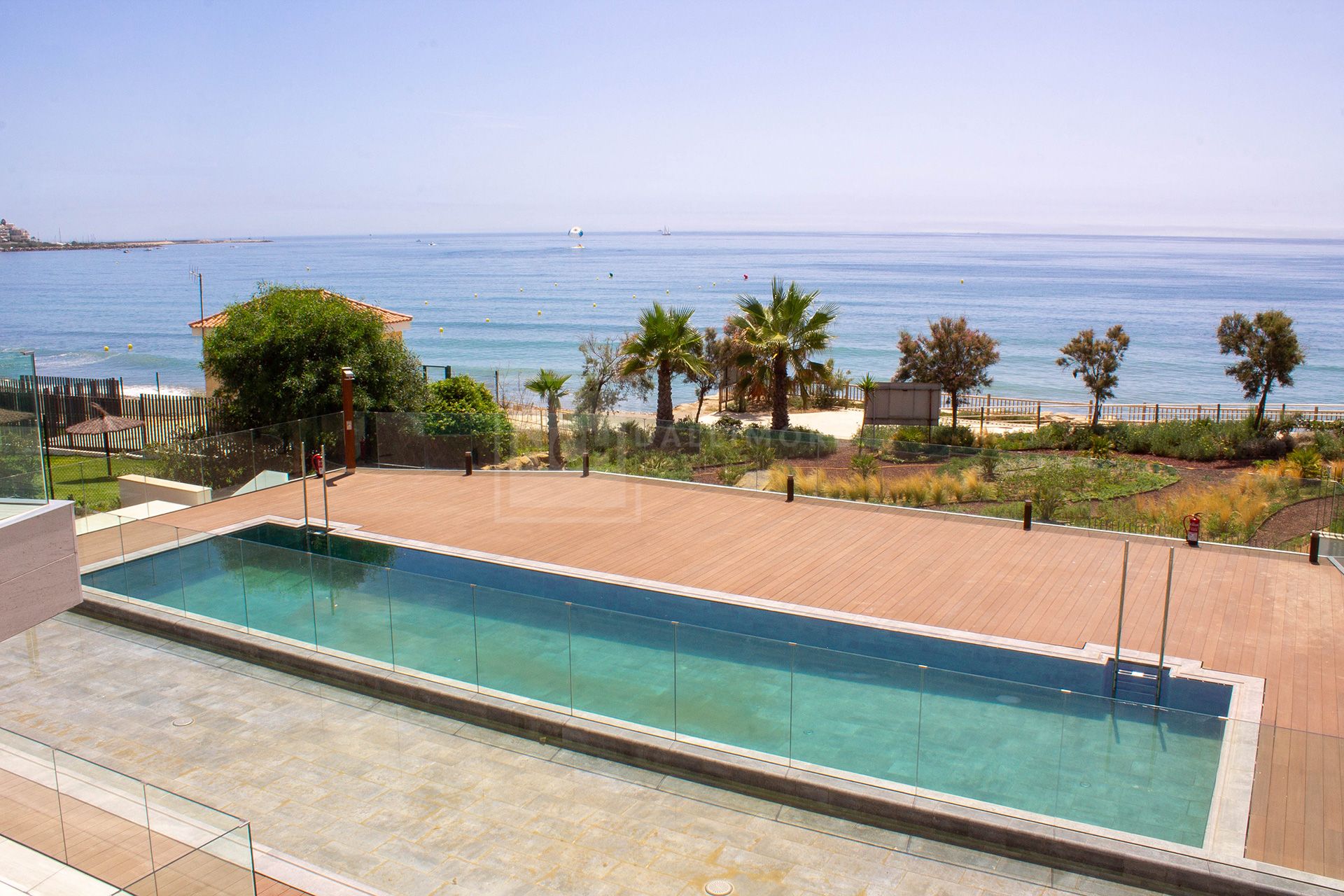 DÚPLEX CONTEMPORÁNEO DE 2 DORMITORIOS CON VISTAS AL MAR Y EXCLUSIVA ZONA EXTERIOR EN ESTEPONA