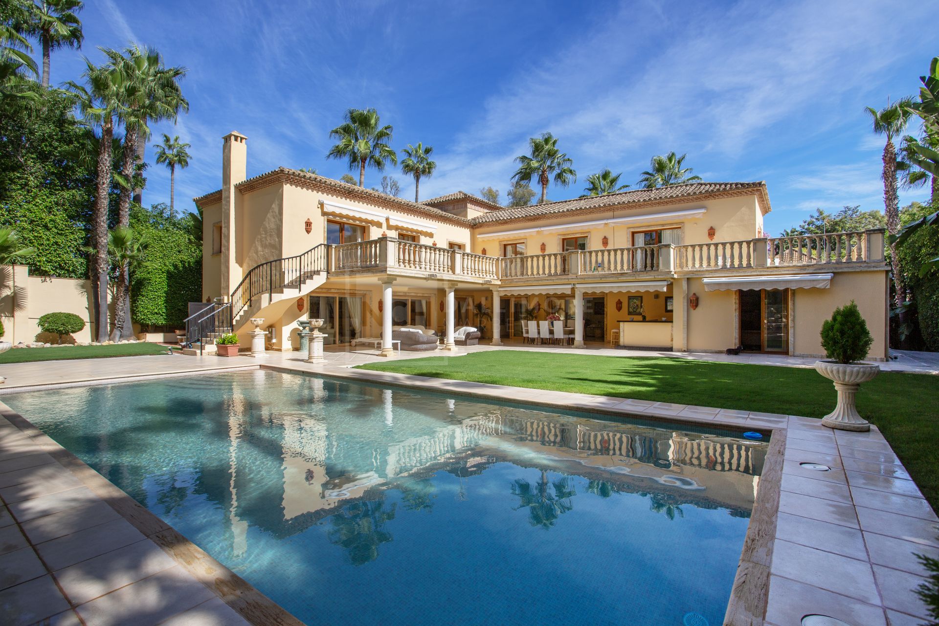 ESPECTACULAR VILLA DE LUJO DE 5 DORMITORIOS UBICADA EN NUEVA ANDALUCÍA