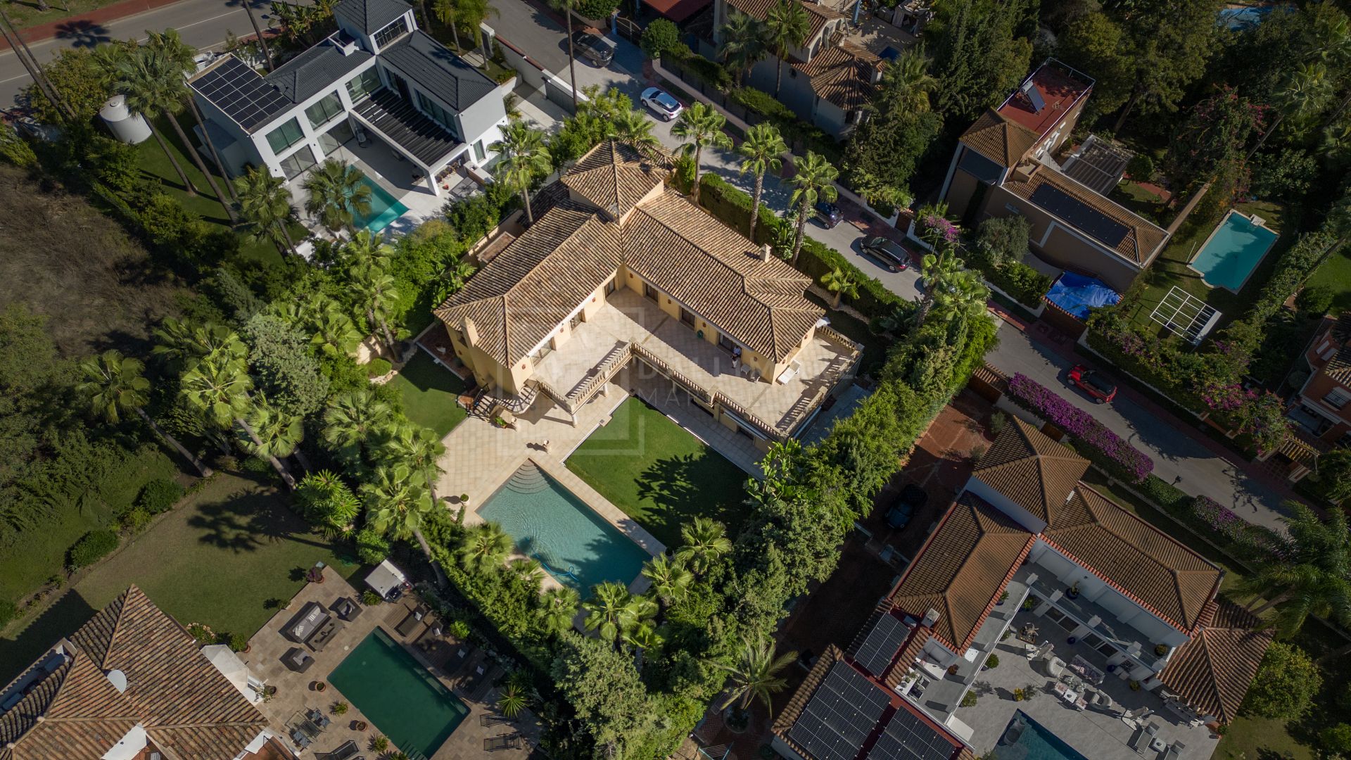 ESPECTACULAR VILLA DE LUJO DE 5 DORMITORIOS UBICADA EN NUEVA ANDALUCÍA