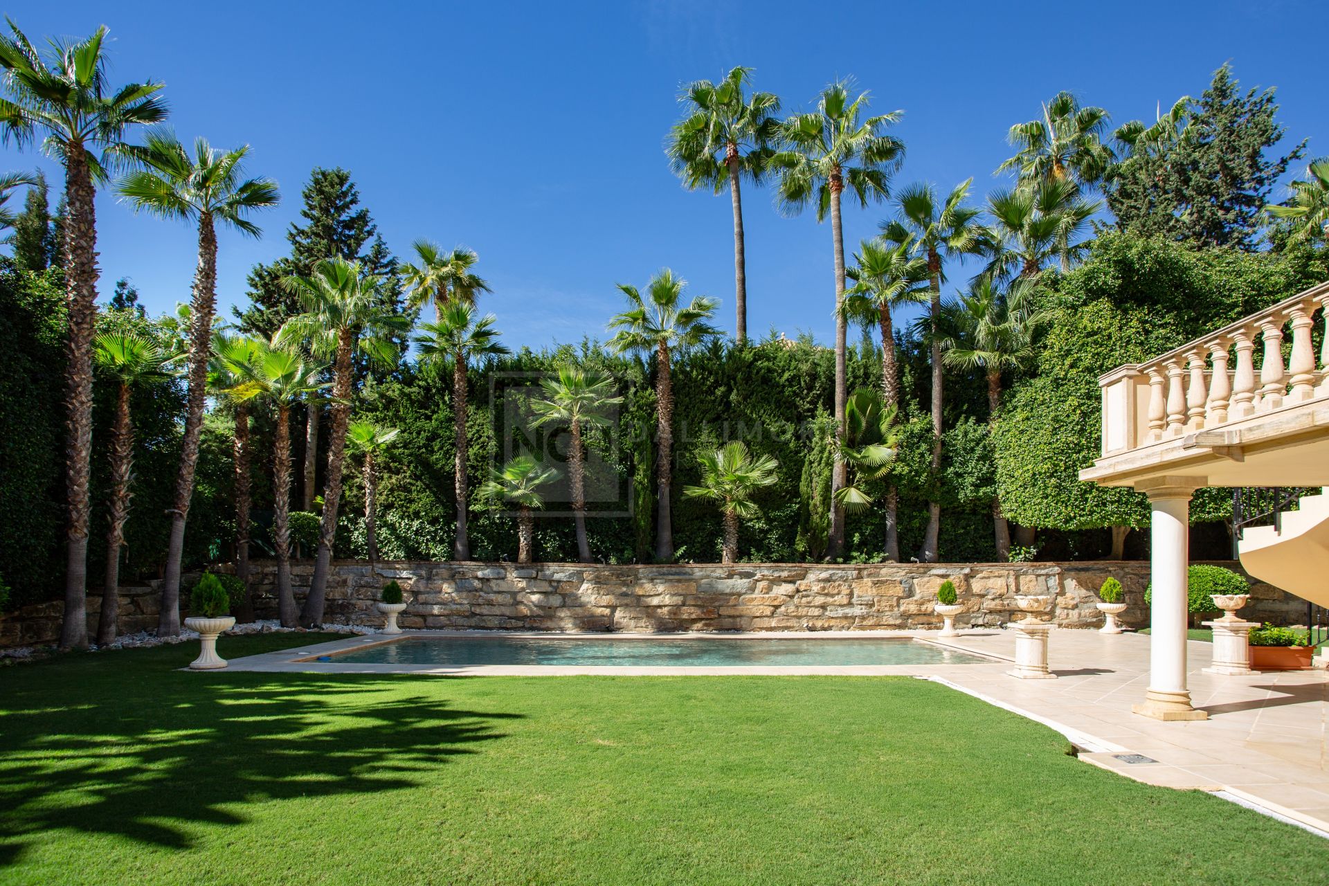 ESPECTACULAR VILLA DE LUJO DE 5 DORMITORIOS UBICADA EN NUEVA ANDALUCÍA