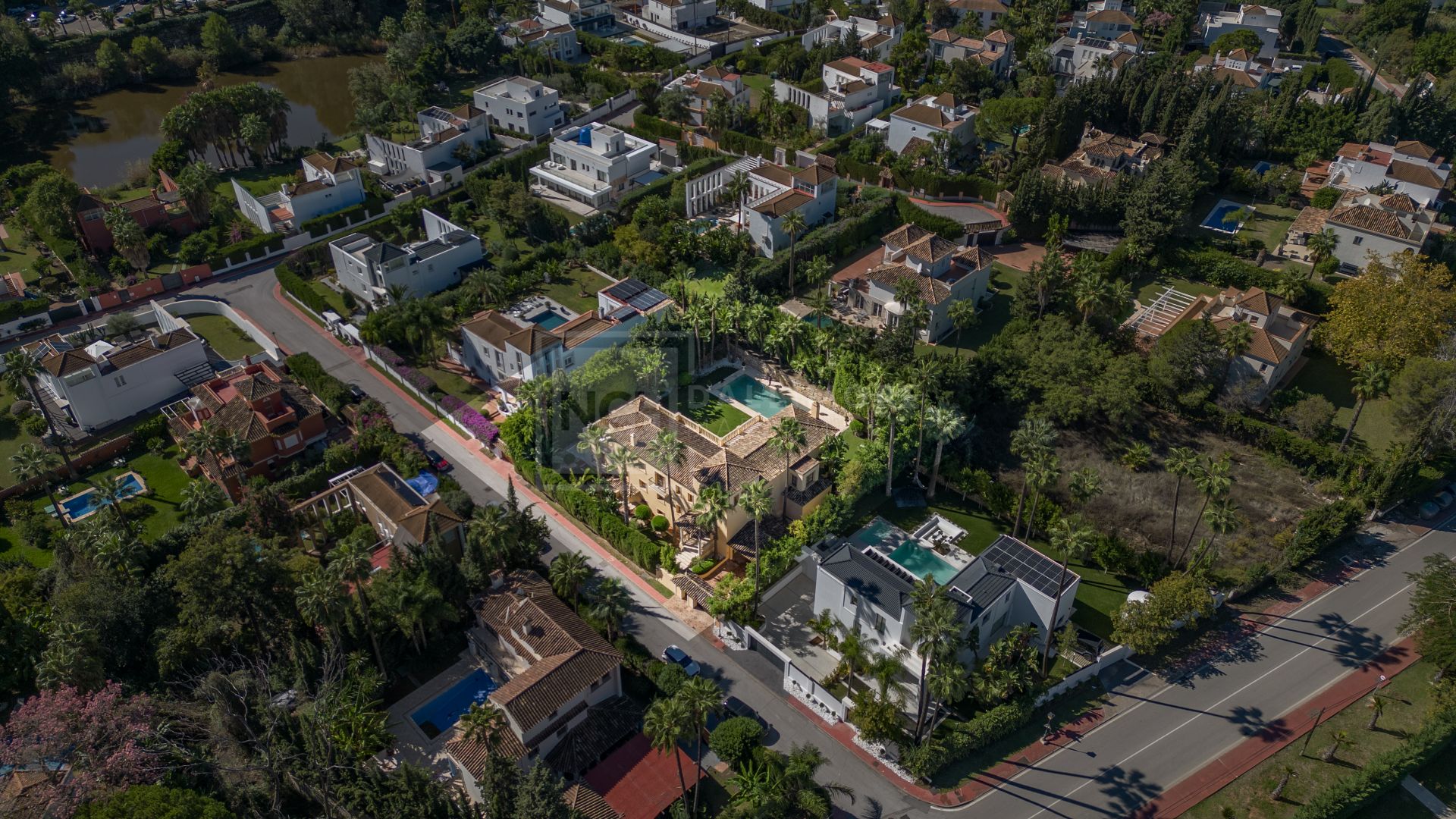 ESPECTACULAR VILLA DE LUJO DE 5 DORMITORIOS UBICADA EN NUEVA ANDALUCÍA