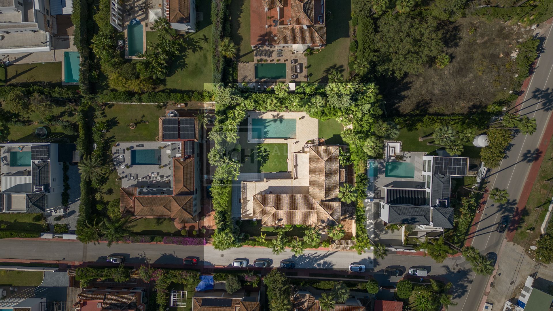 ESPECTACULAR VILLA DE LUJO DE 5 DORMITORIOS UBICADA EN NUEVA ANDALUCÍA