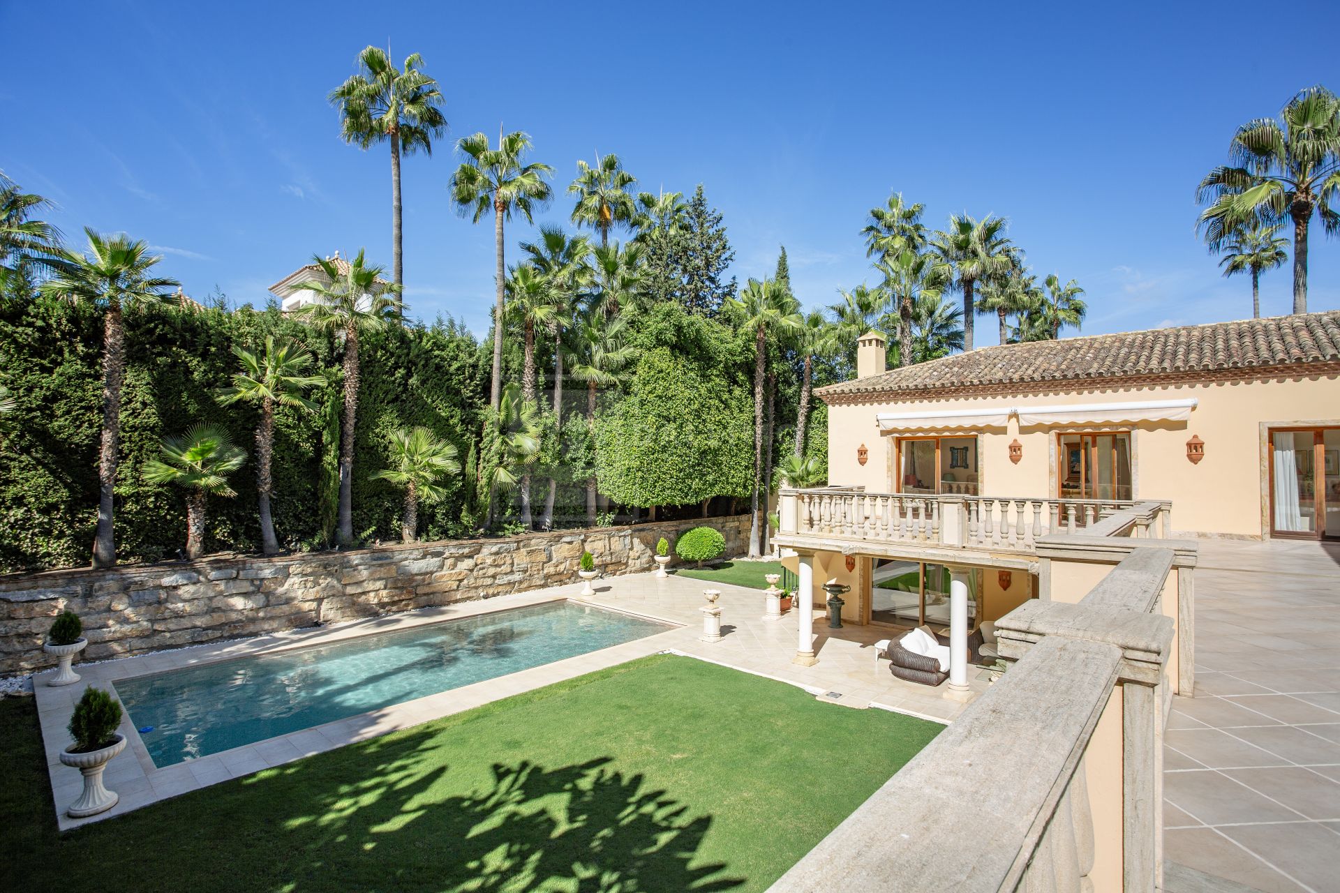 ESPECTACULAR VILLA DE LUJO DE 5 DORMITORIOS UBICADA EN NUEVA ANDALUCÍA