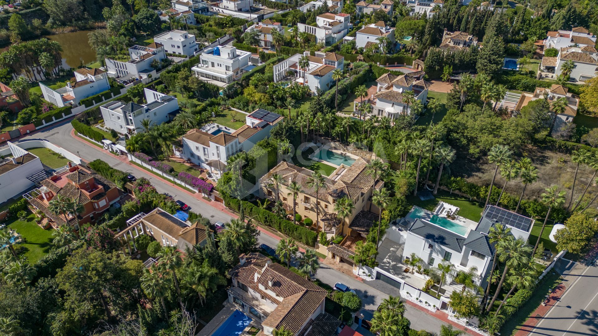 SPECTACULAR 5-BEDROOM LUXURY VILLA LOCATED IN NUEVA ANDALUCIA