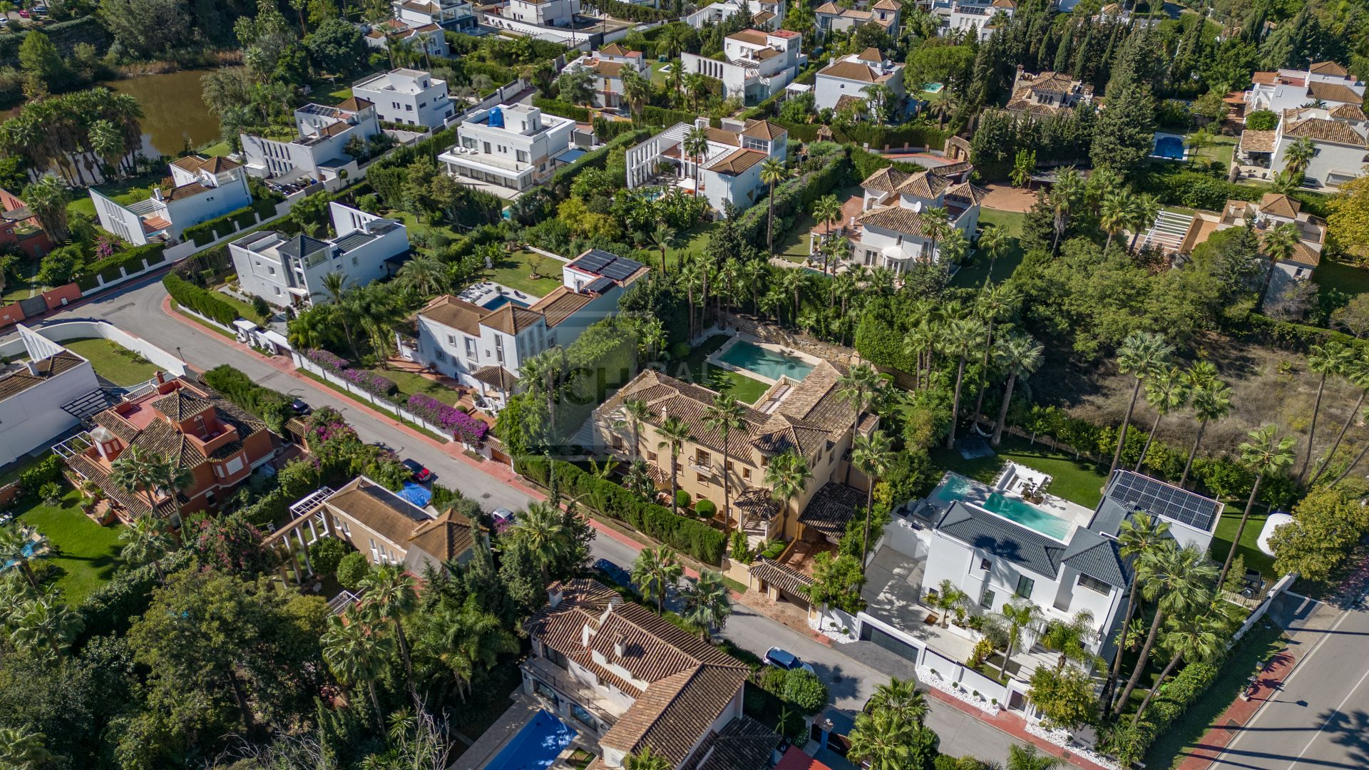 ESPECTACULAR VILLA DE LUJO DE 5 DORMITORIOS UBICADA EN NUEVA ANDALUCÍA