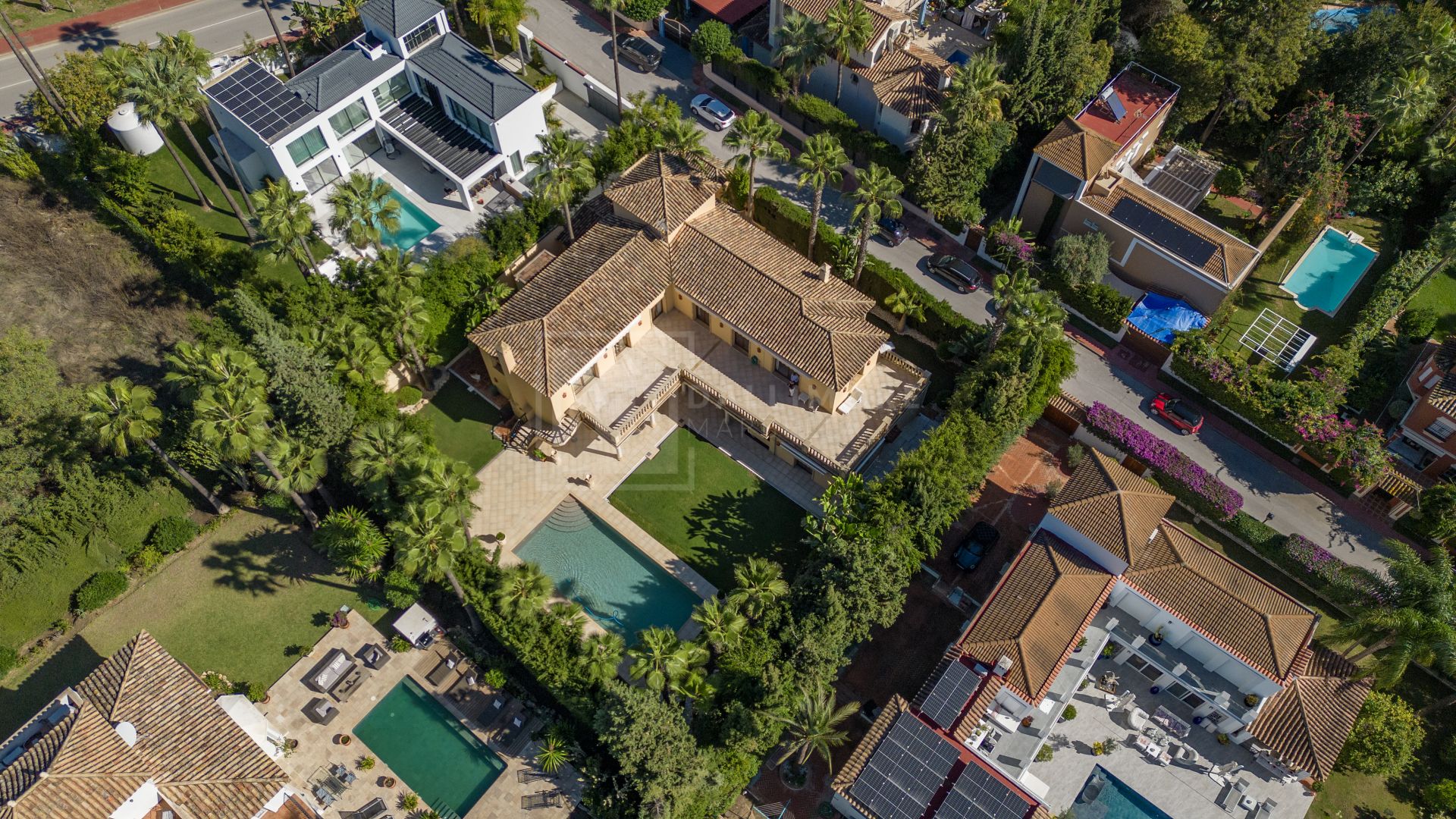 ESPECTACULAR VILLA DE LUJO DE 5 DORMITORIOS UBICADA EN NUEVA ANDALUCÍA