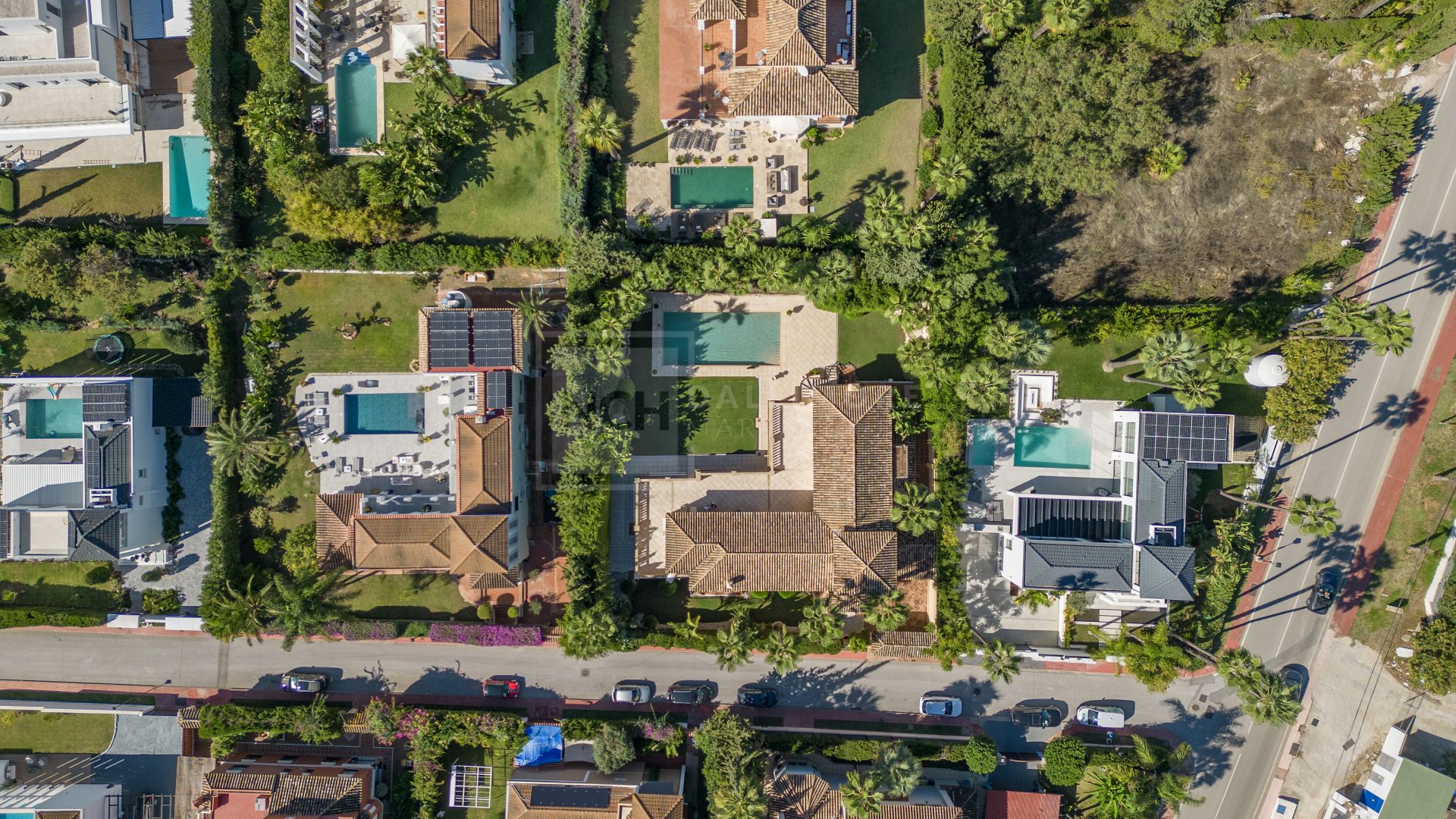 ESPECTACULAR VILLA DE LUJO DE 5 DORMITORIOS UBICADA EN NUEVA ANDALUCÍA