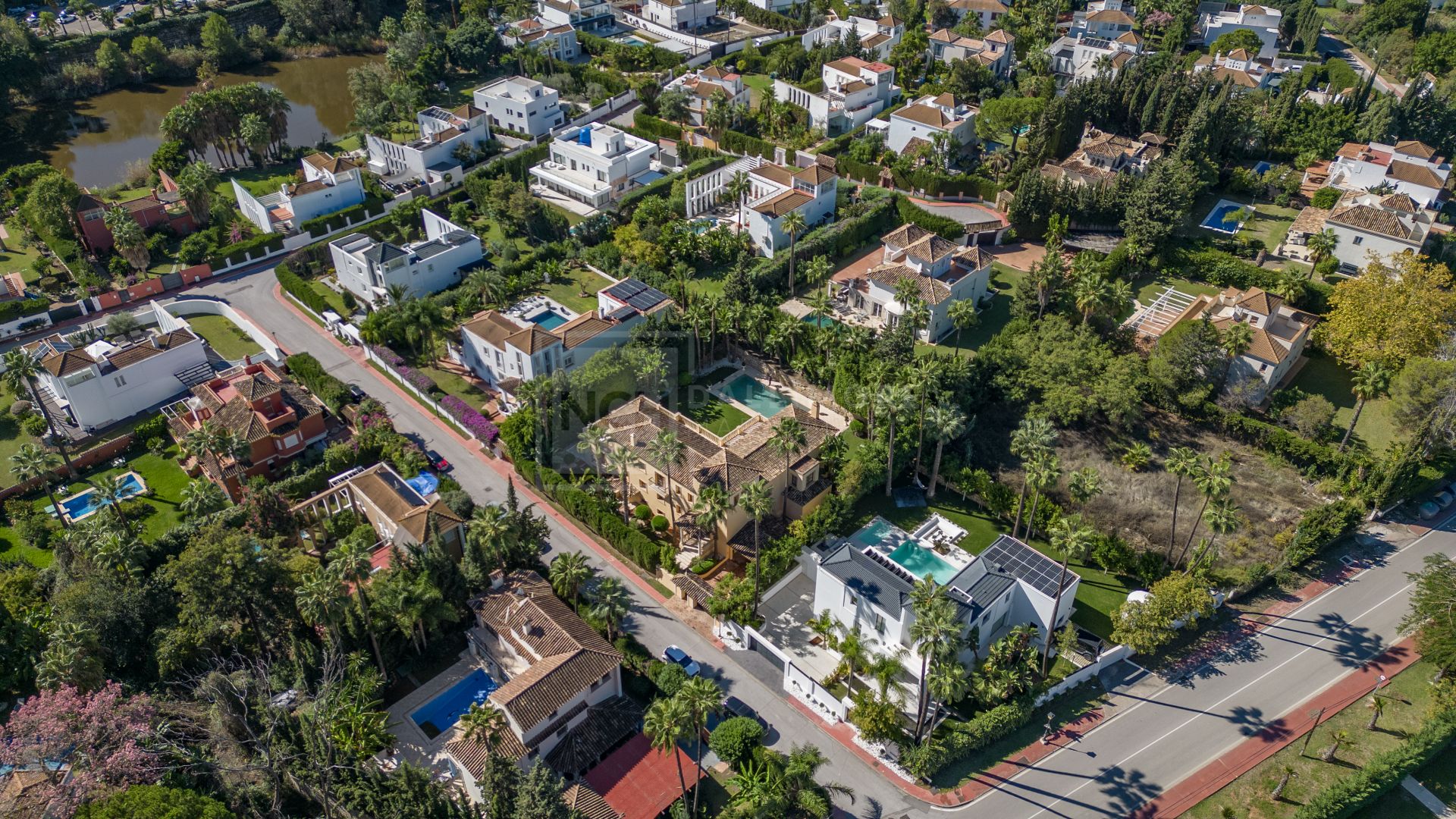 ESPECTACULAR VILLA DE LUJO DE 5 DORMITORIOS UBICADA EN NUEVA ANDALUCÍA