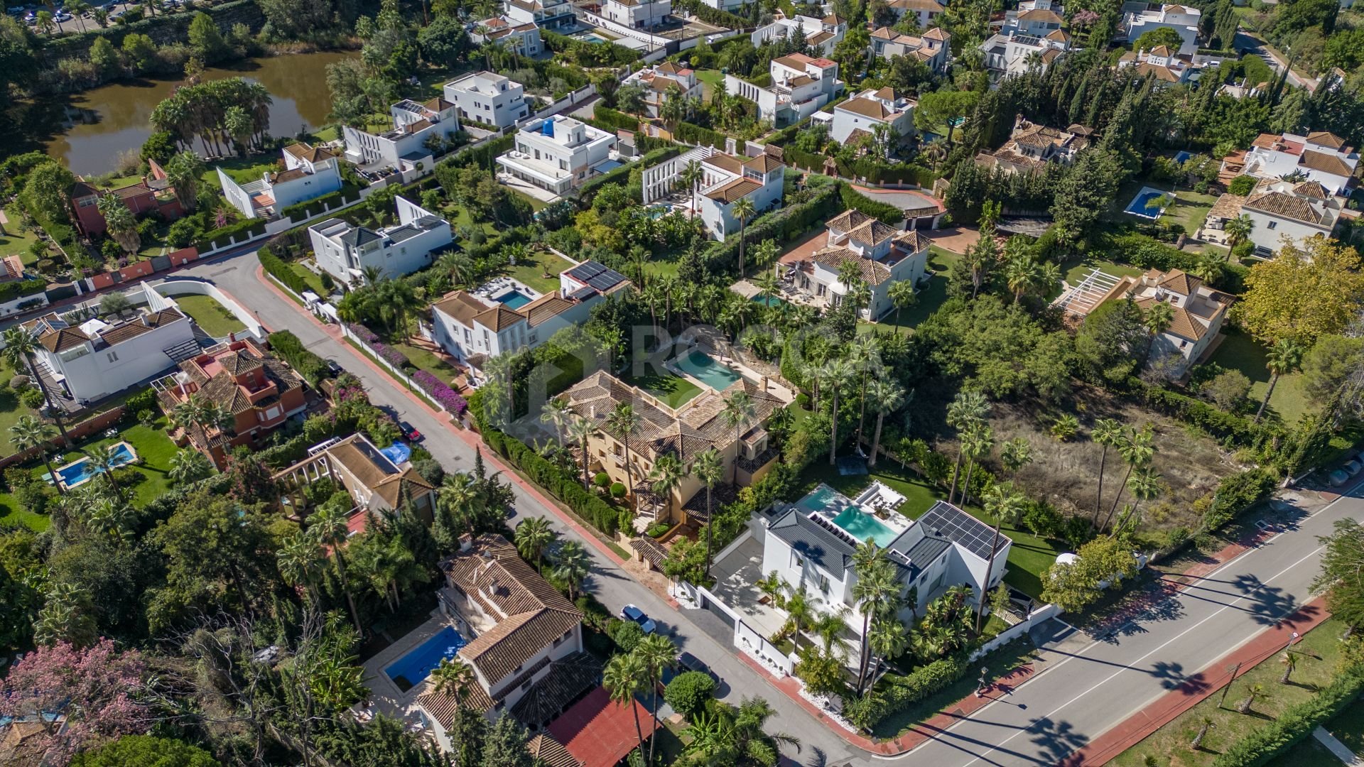 SPECTACULAR 5-BEDROOM LUXURY VILLA LOCATED IN NUEVA ANDALUCIA