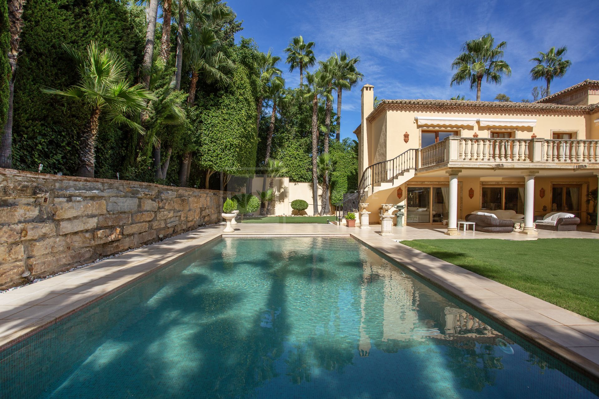 ESPECTACULAR VILLA DE LUJO DE 5 DORMITORIOS UBICADA EN NUEVA ANDALUCÍA