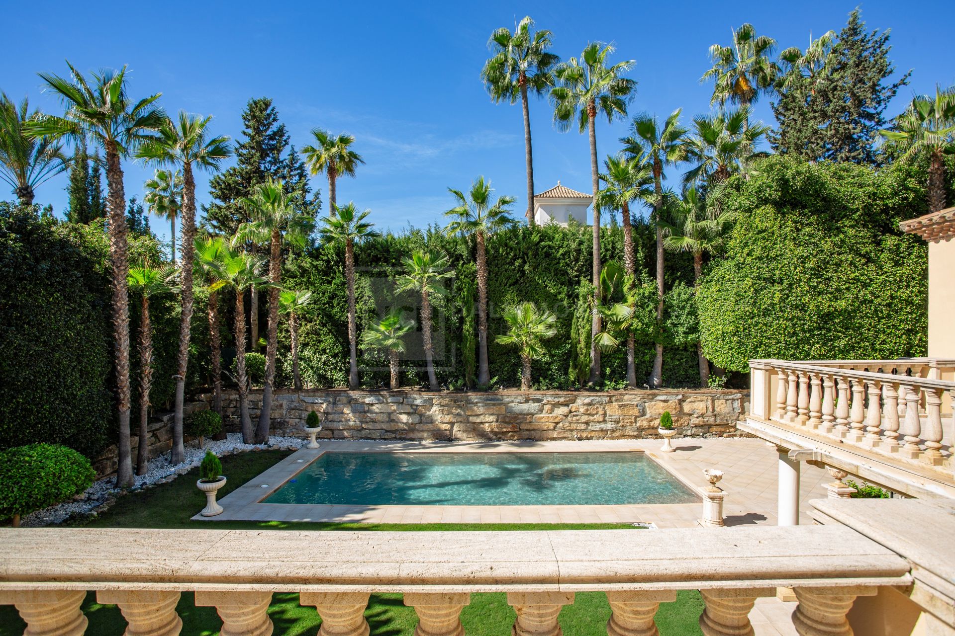 ESPECTACULAR VILLA DE LUJO DE 5 DORMITORIOS UBICADA EN NUEVA ANDALUCÍA