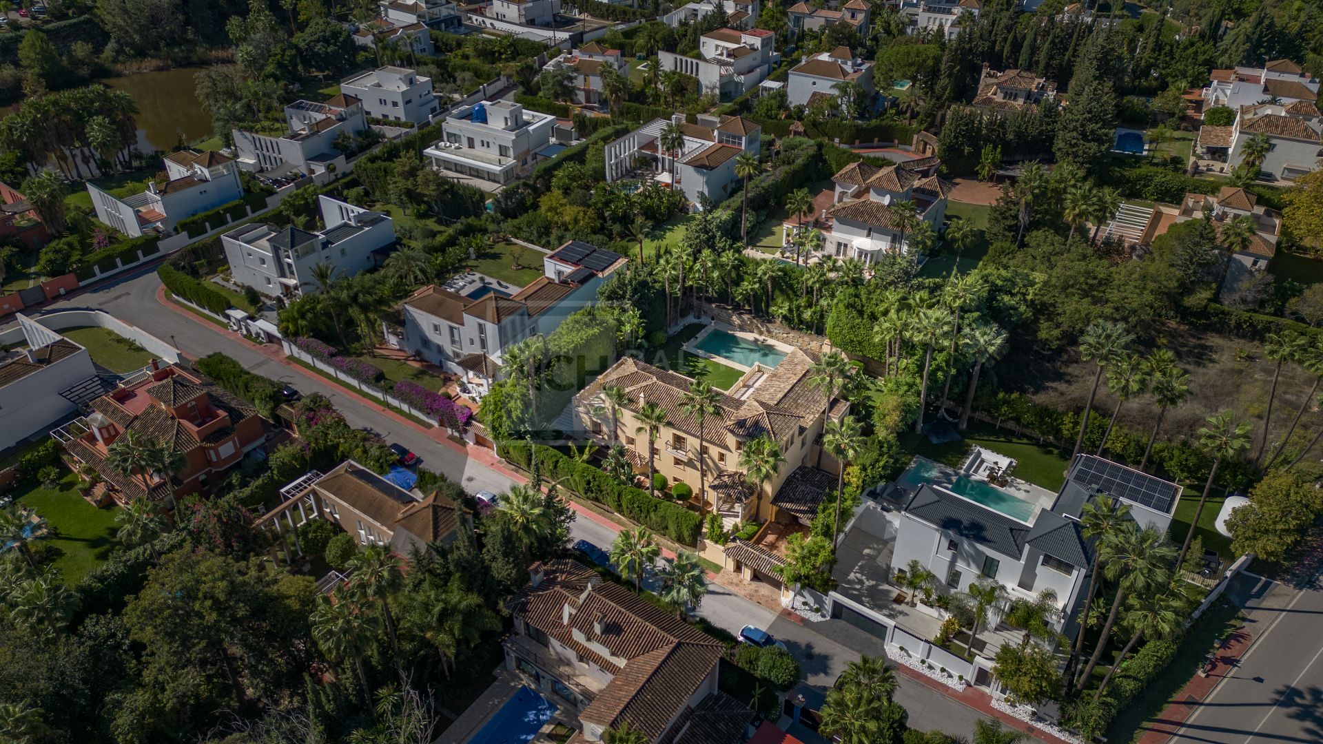 ESPECTACULAR VILLA DE LUJO DE 5 DORMITORIOS UBICADA EN NUEVA ANDALUCÍA