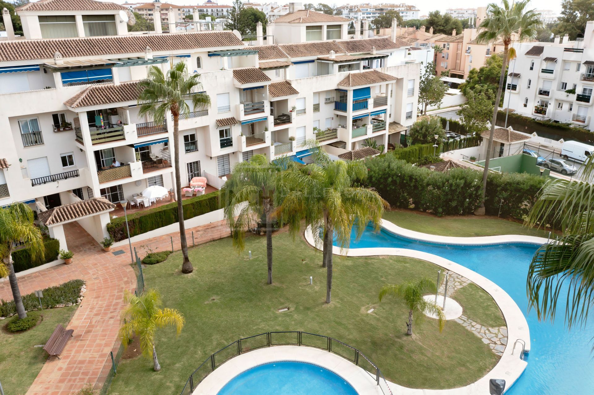 BRIGHT 2-BEDROOM APARTMENT WITH POOL AND GARDEN VIEWS IN LORCRIMAR 3, NUEVA ANDALUCIA