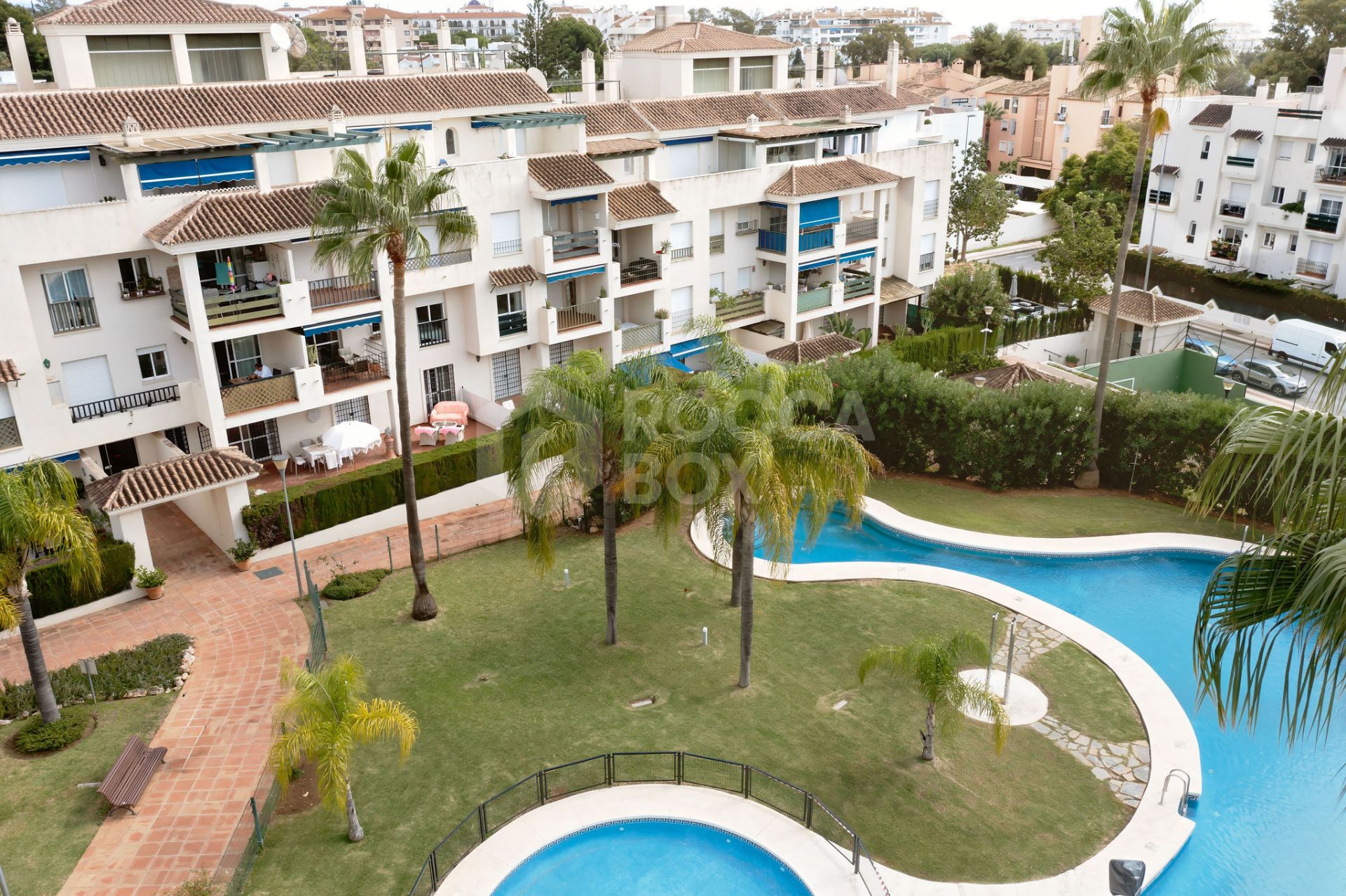 BRIGHT 2-BEDROOM APARTMENT WITH POOL AND GARDEN VIEWS IN LORCRIMAR 3, NUEVA ANDALUCIA