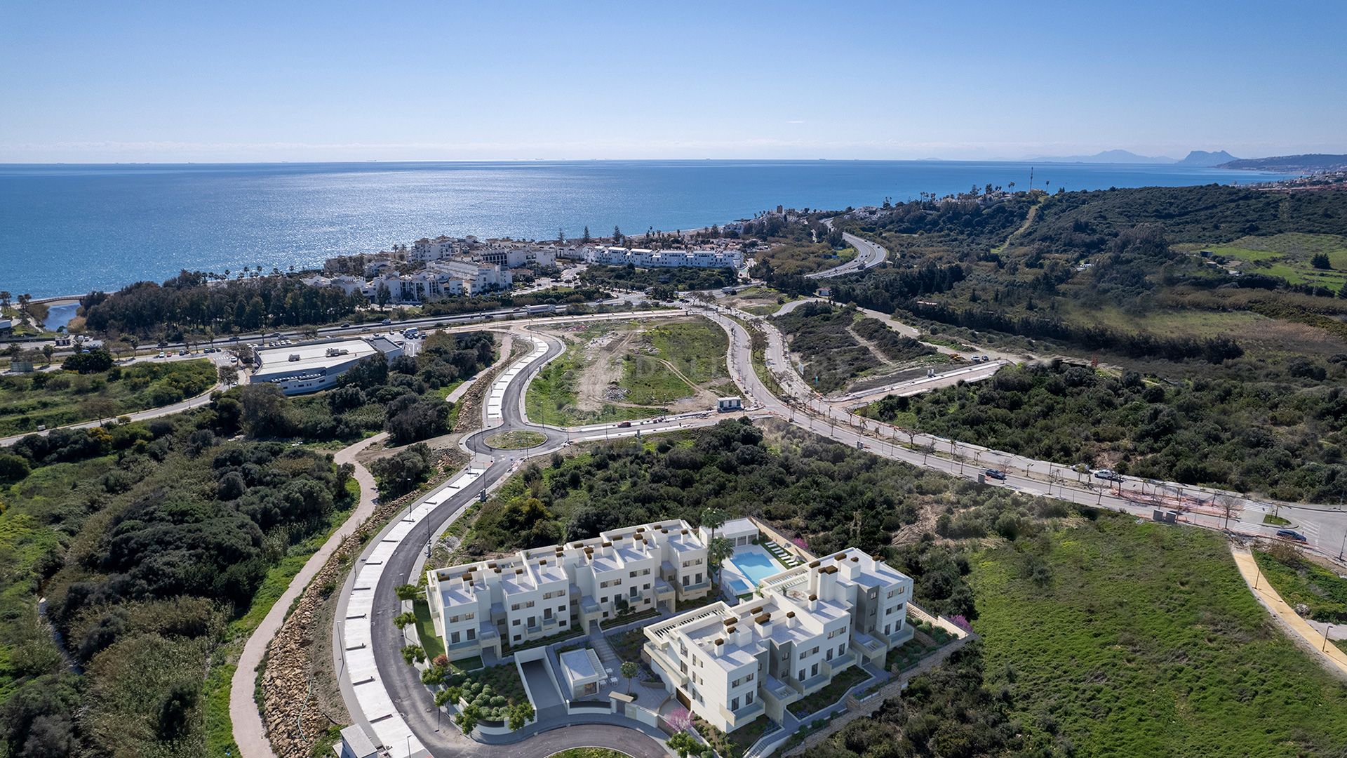 IMPRESIONANTE APARTAMENTO DE 3 DORMITORIOS EN PRIMERA PLANTA CON VISTAS PANORÁMICAS AL MAR EN LA ZONA EMERGENTE DE ESTEPONA