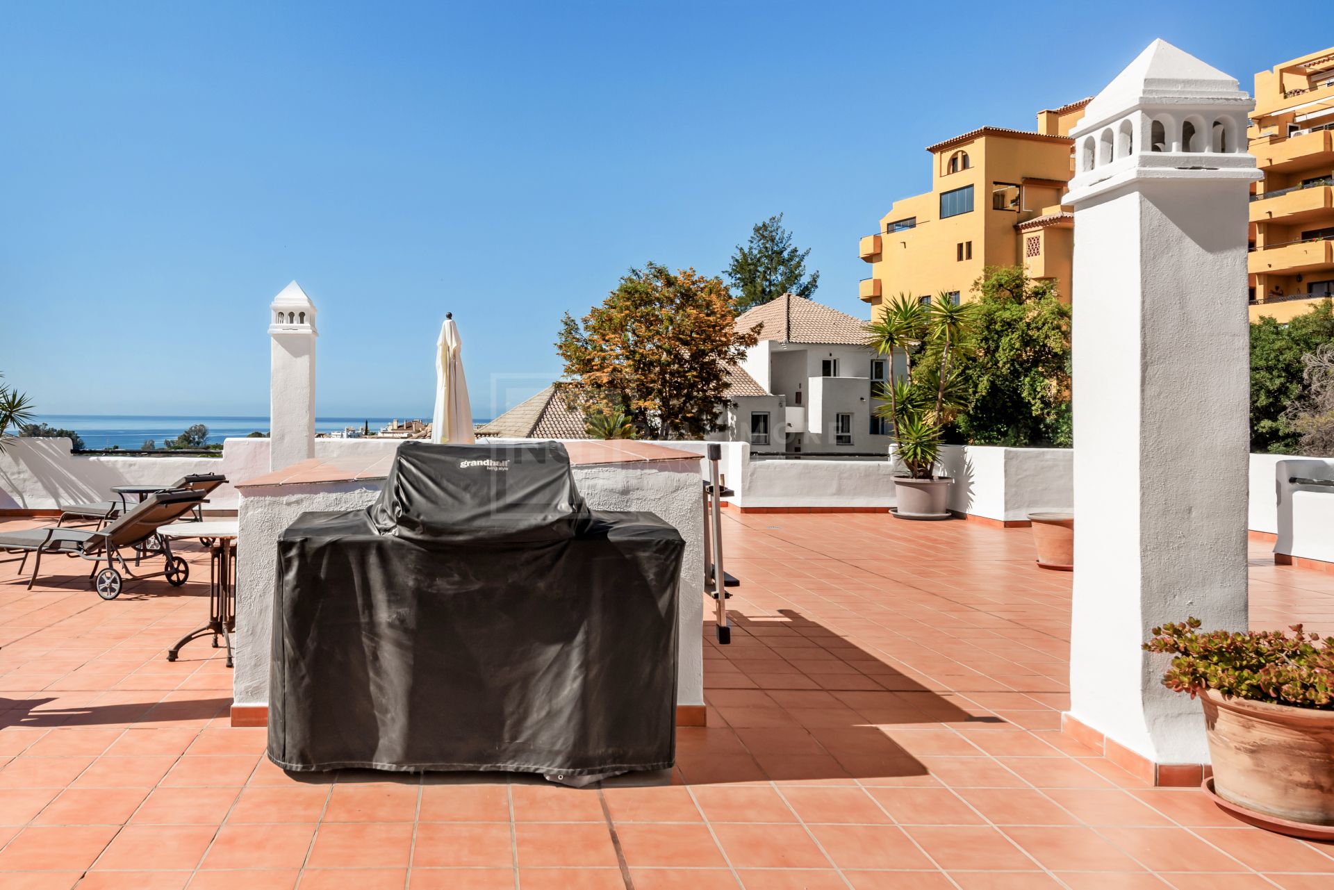 STUNNING DUPLEX PENTHOUSE WITH PANORAMIC SEA VIEWS AND EXPANSIVE TERRACES ON ESTEPONA'S NEW GOLDEN MILE