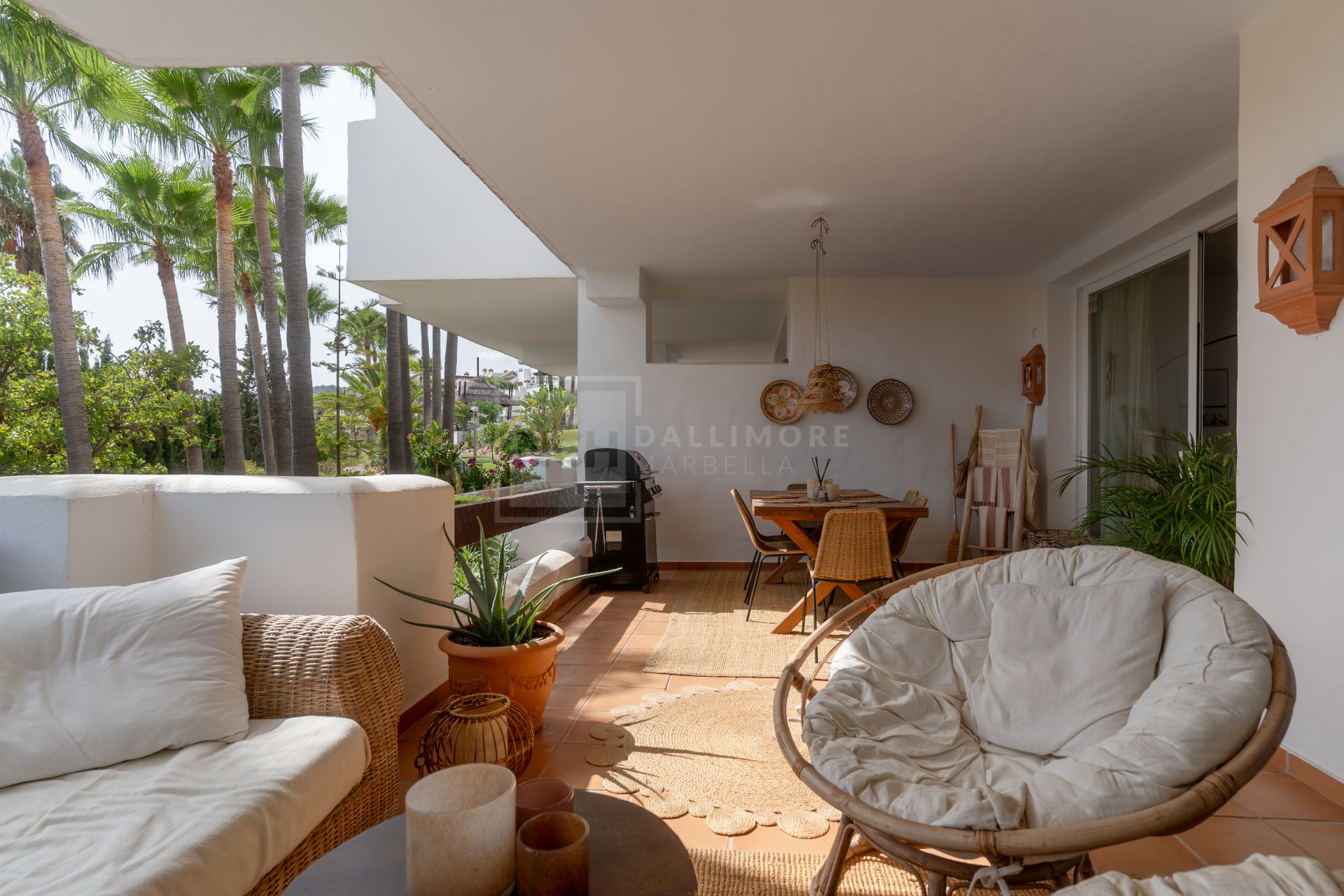 UPSCALE 2-BEDROOM APARTMENT IN LAS TORTUGAS, NUEVA ANDALUCÍA, NEAR GOLF COURSES AND PUERTO BANÚS