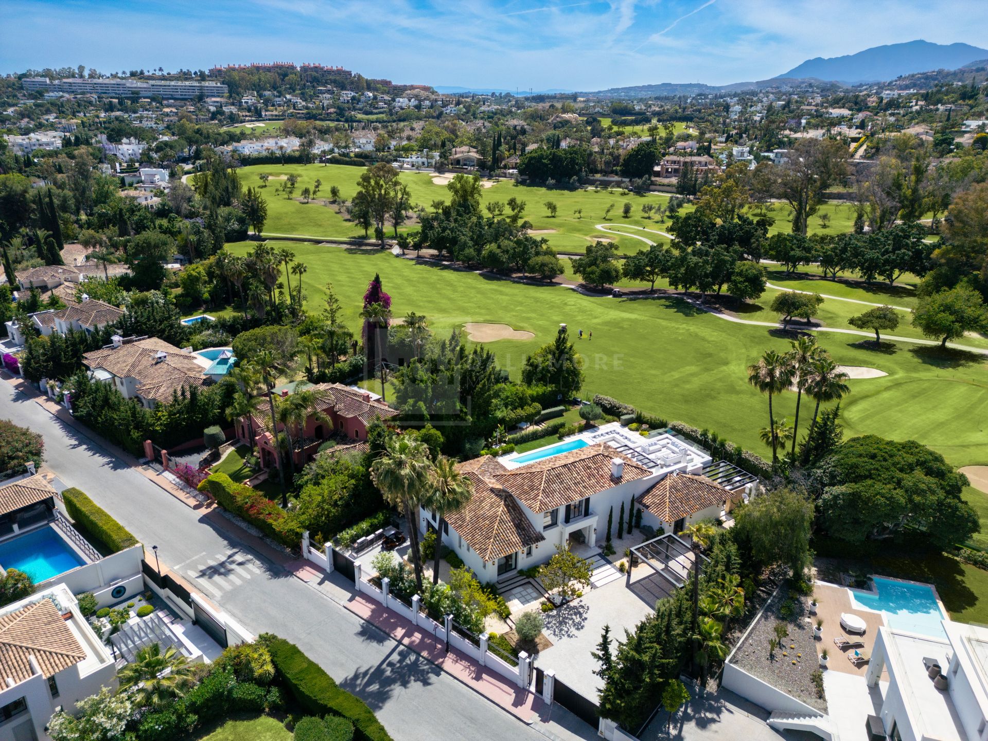 FRONT-LINE GOLF LUXURY VILLA LOCATED IN NUEVA ANDALUCIA