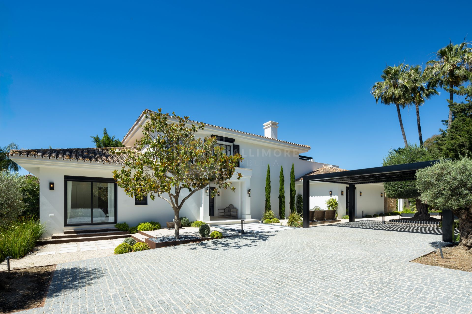 FRONT-LINE GOLF LUXURY VILLA LOCATED IN NUEVA ANDALUCIA