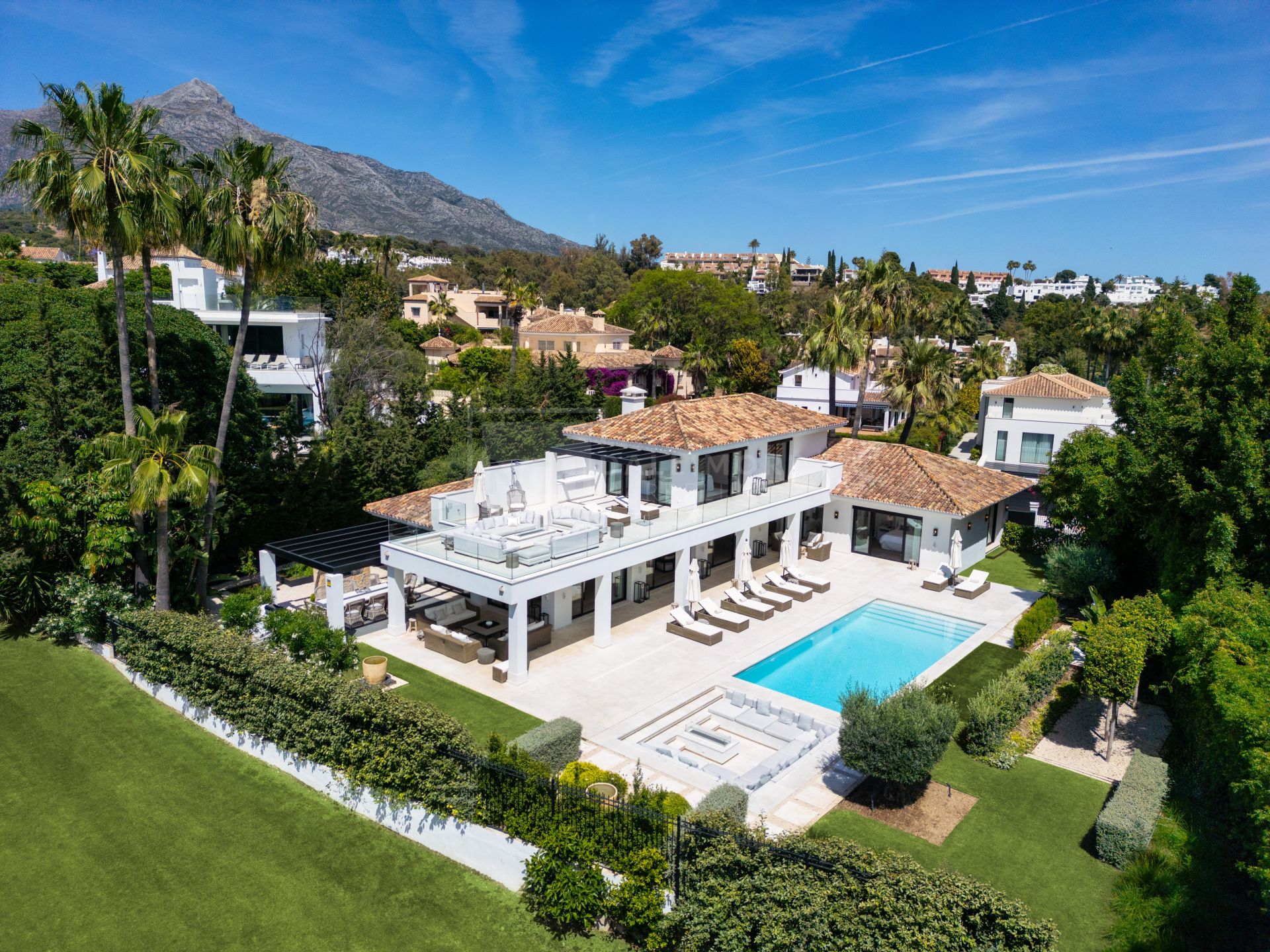 FRONT-LINE GOLF LUXURY VILLA LOCATED IN NUEVA ANDALUCIA