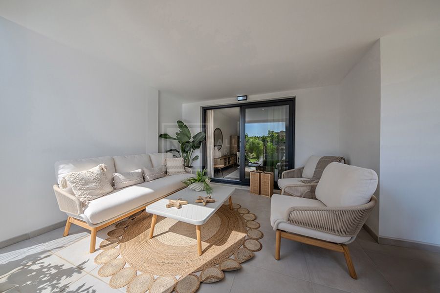 IMPRESIONANTE APARTAMENTO EN PLANTA BAJA DE 2 DORMITORIOS CON AMPLIA TERRAZA Y EXCLUSIVAS AMENIDADES EN ESTEPONA