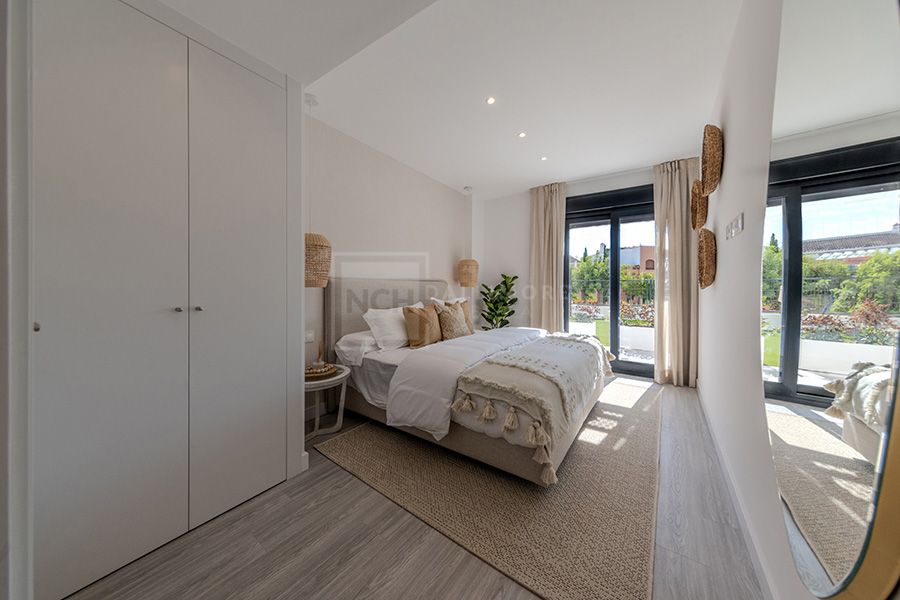 IMPRESIONANTE APARTAMENTO EN PLANTA BAJA DE 2 DORMITORIOS CON AMPLIA TERRAZA Y EXCLUSIVAS AMENIDADES EN ESTEPONA