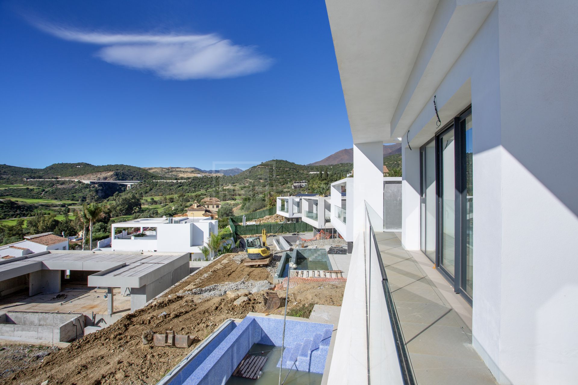 Oportunidad de Inversión en Valle Romano, Estepona – Villa Independiente con Vistas al Golf